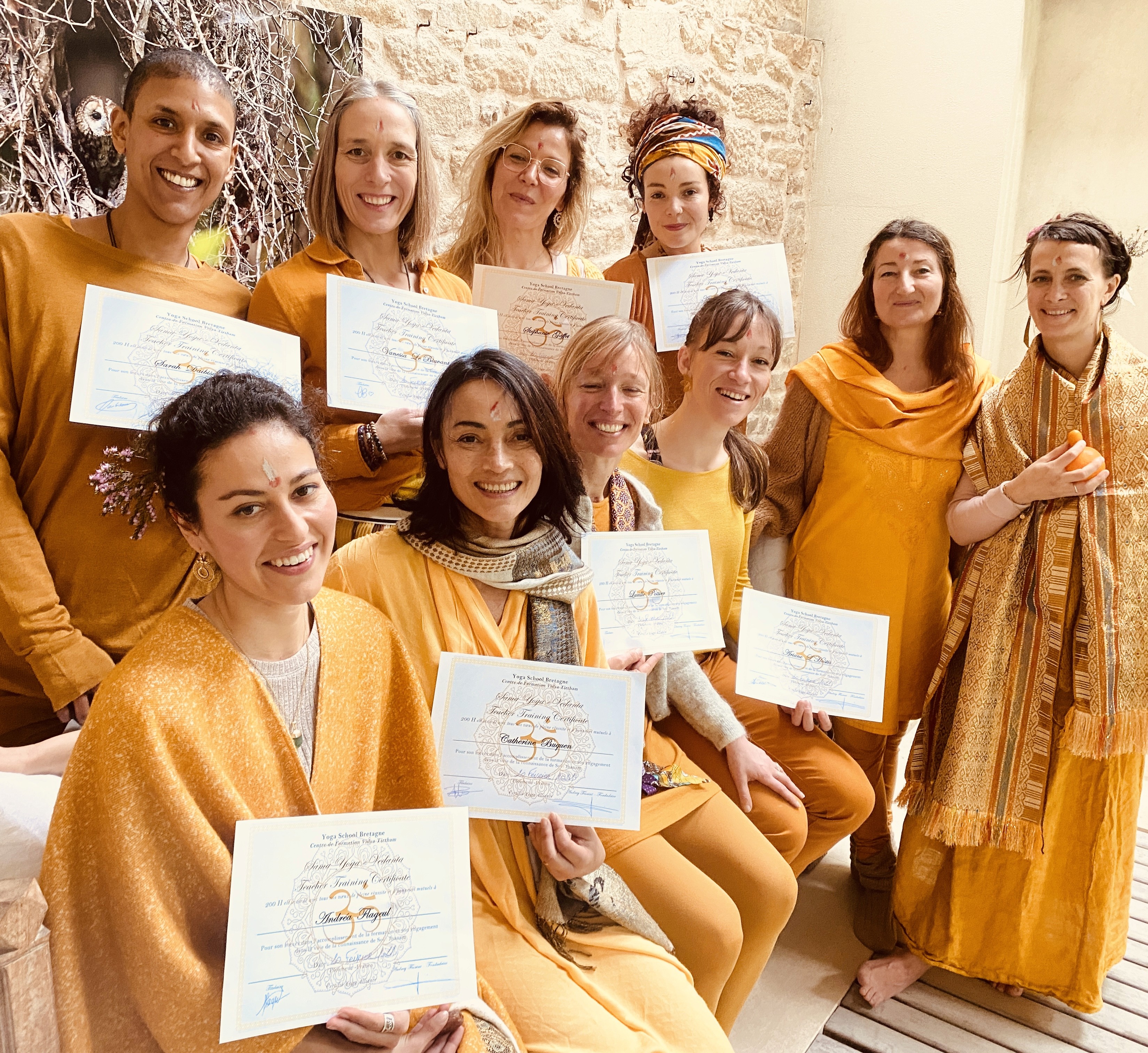Apprenants montrant leurs diplômes avec le sourire.