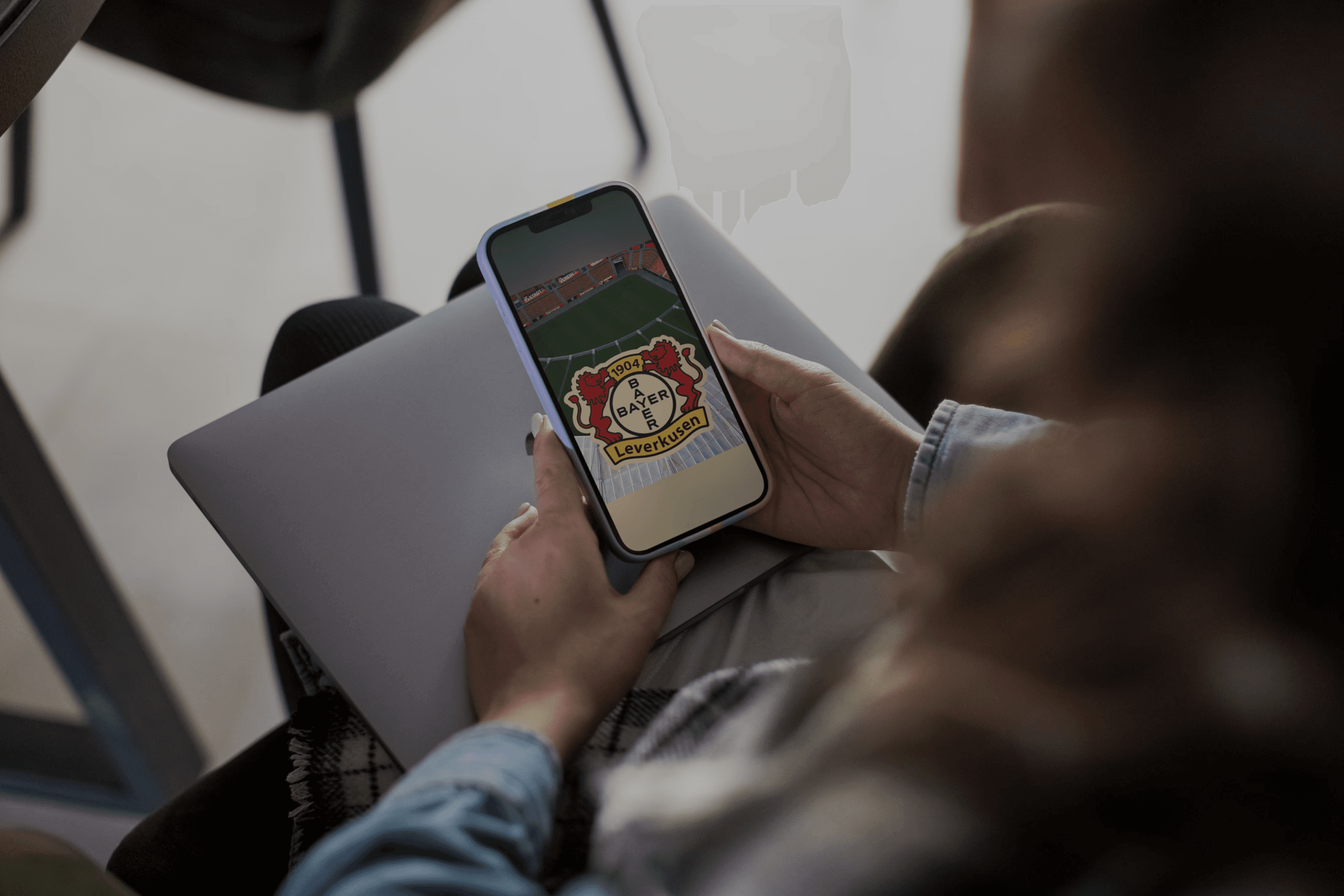 Person hält Handy in der Hand