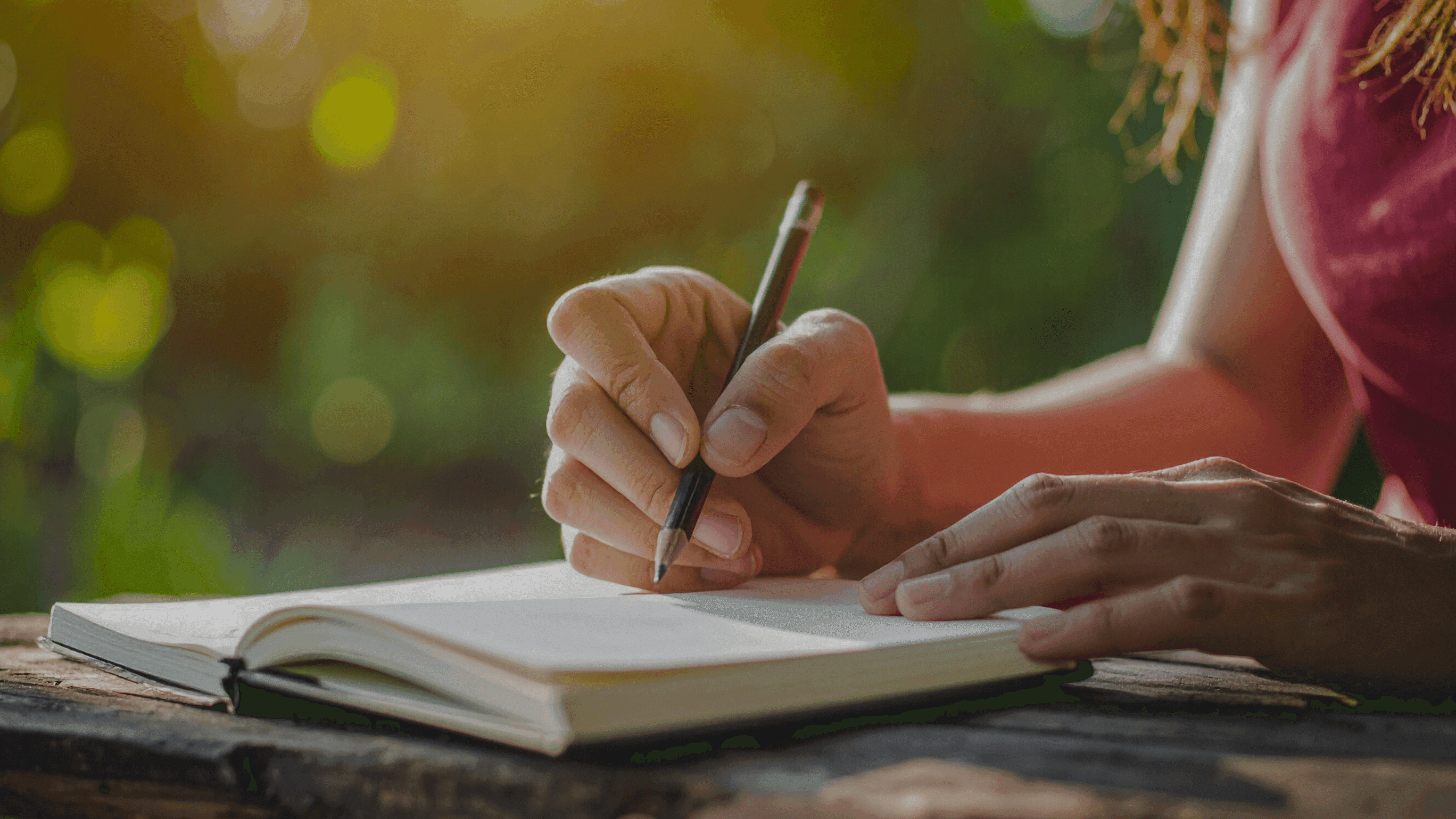 kvinna skriver på papper utomhus. priser cevia psykiatri