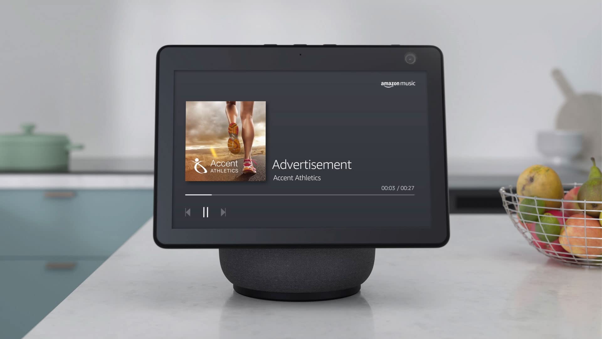 Op de banken zitten twee mensen; één van hen lacht omdat die papier vasthoudt. De ander houdt ook papier vast, maar lacht niet, dus dat papier is helemaal niet grappig.