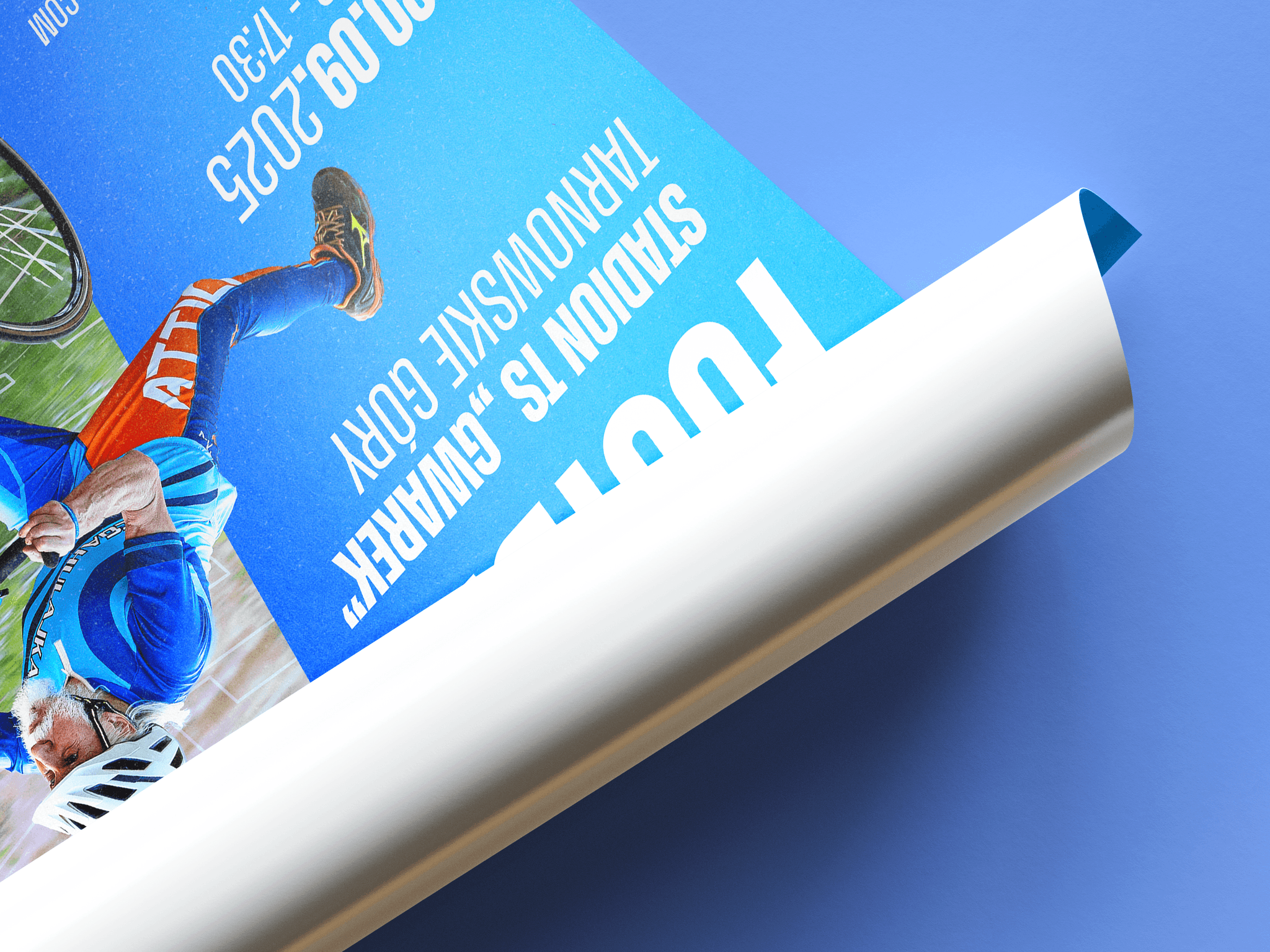 zbliżenie na zawinięty róg plakatu