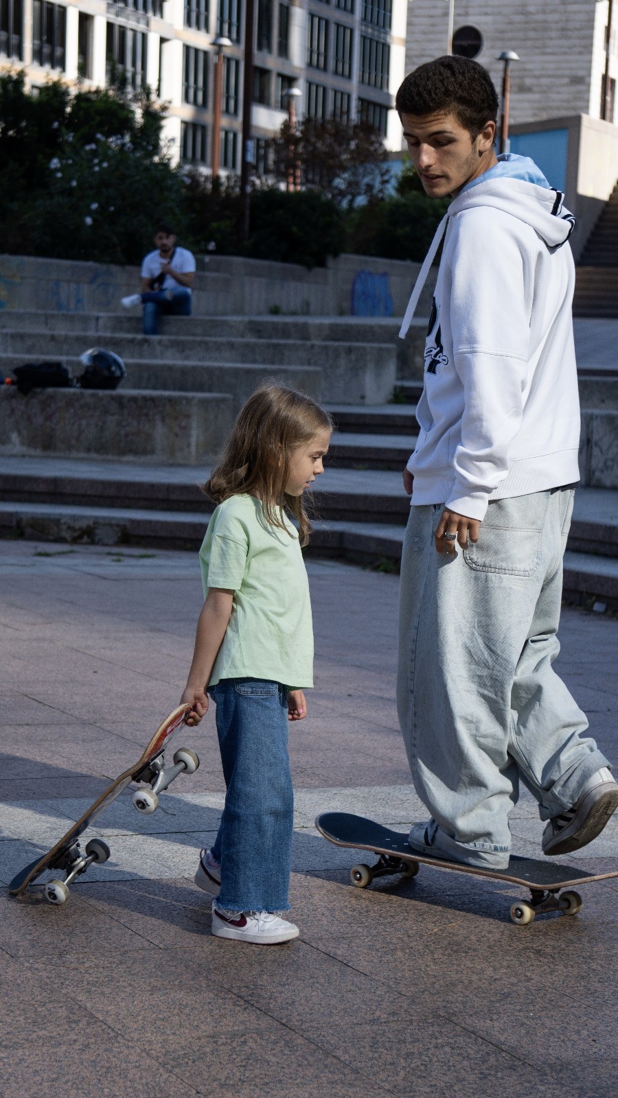 bambina fa lezione di skate a napoli