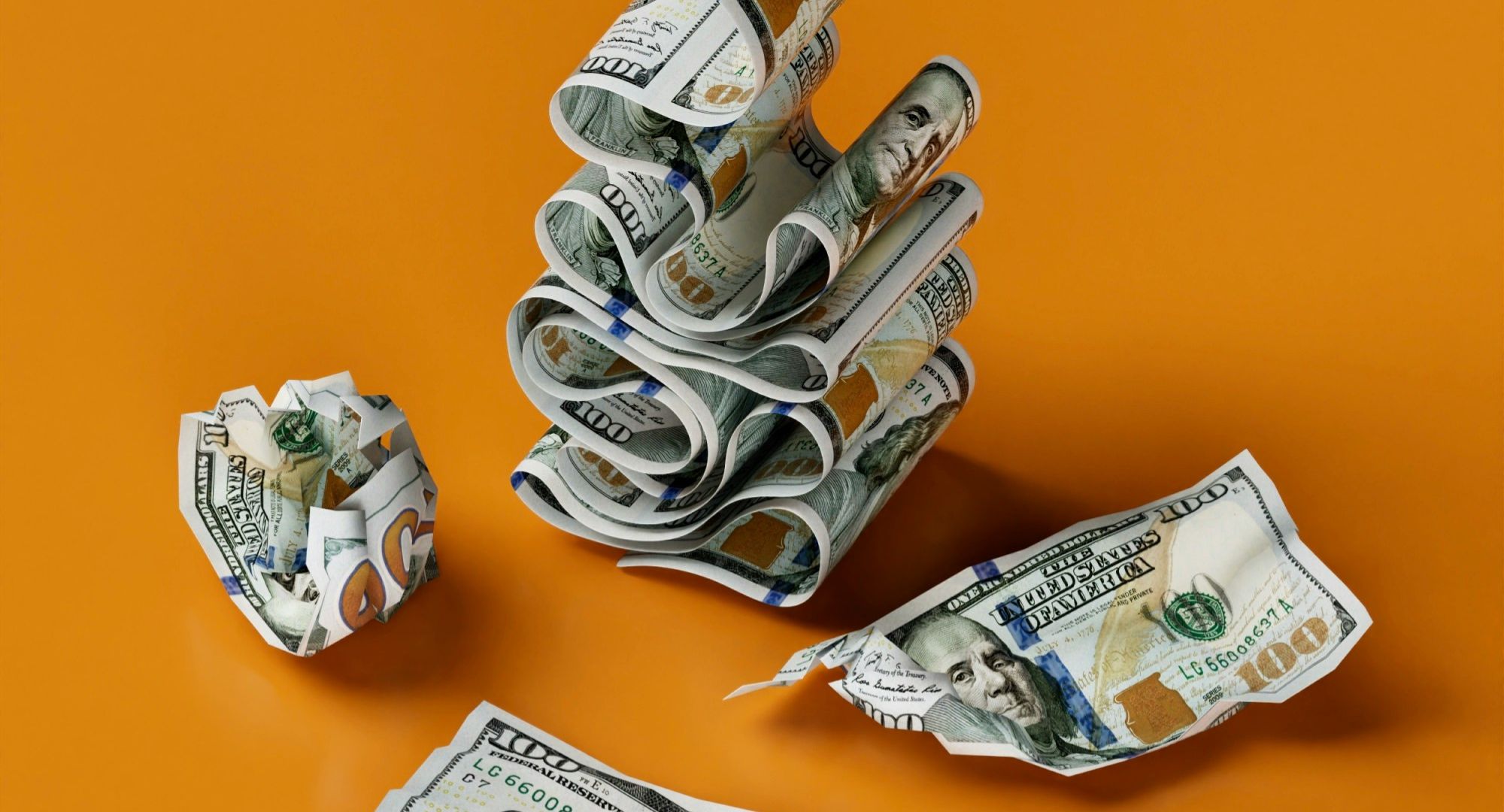 dinheiro amassado em um fundo laranja