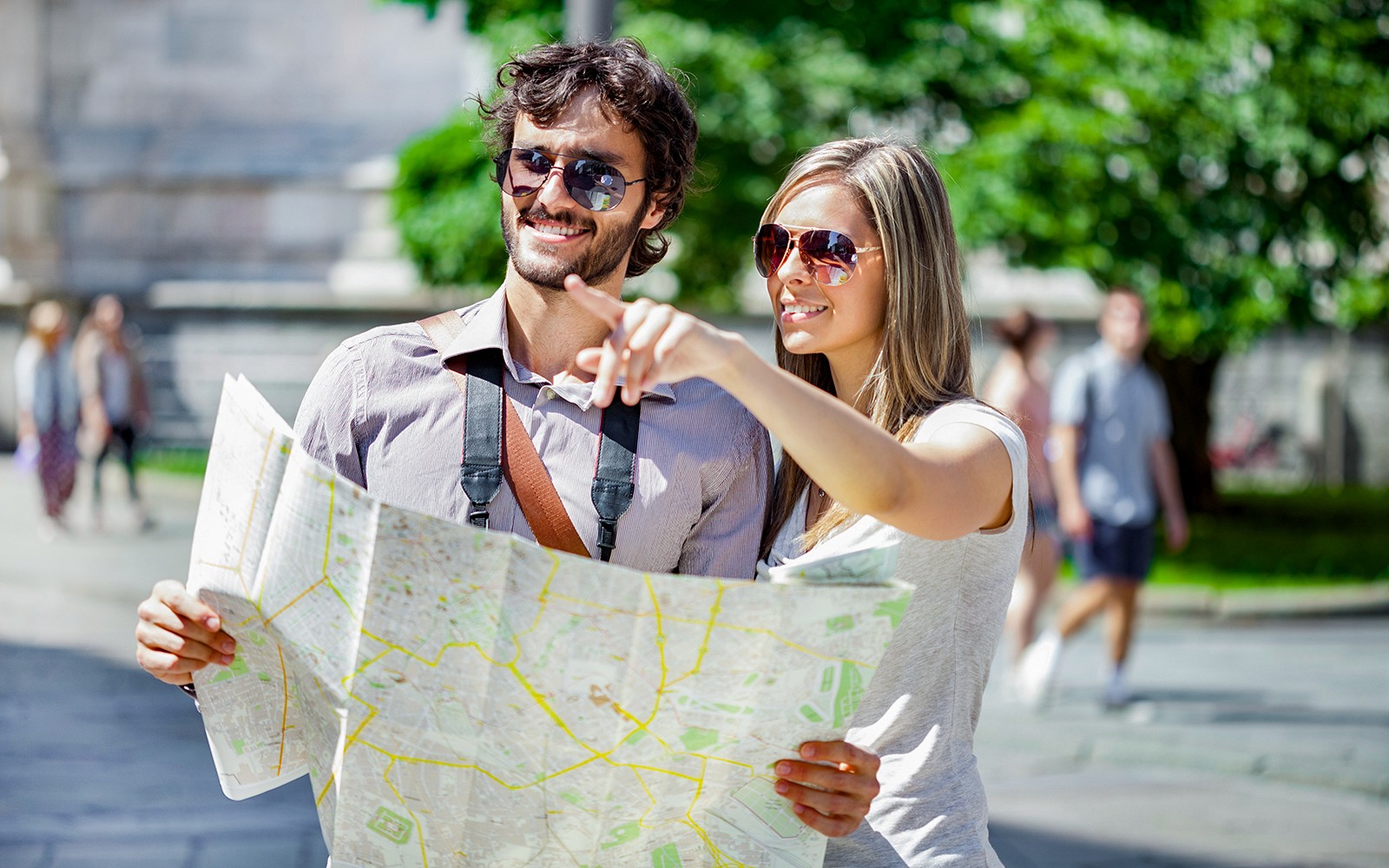 游客们手持地图,畅游意大利里维埃拉和摩纳哥。