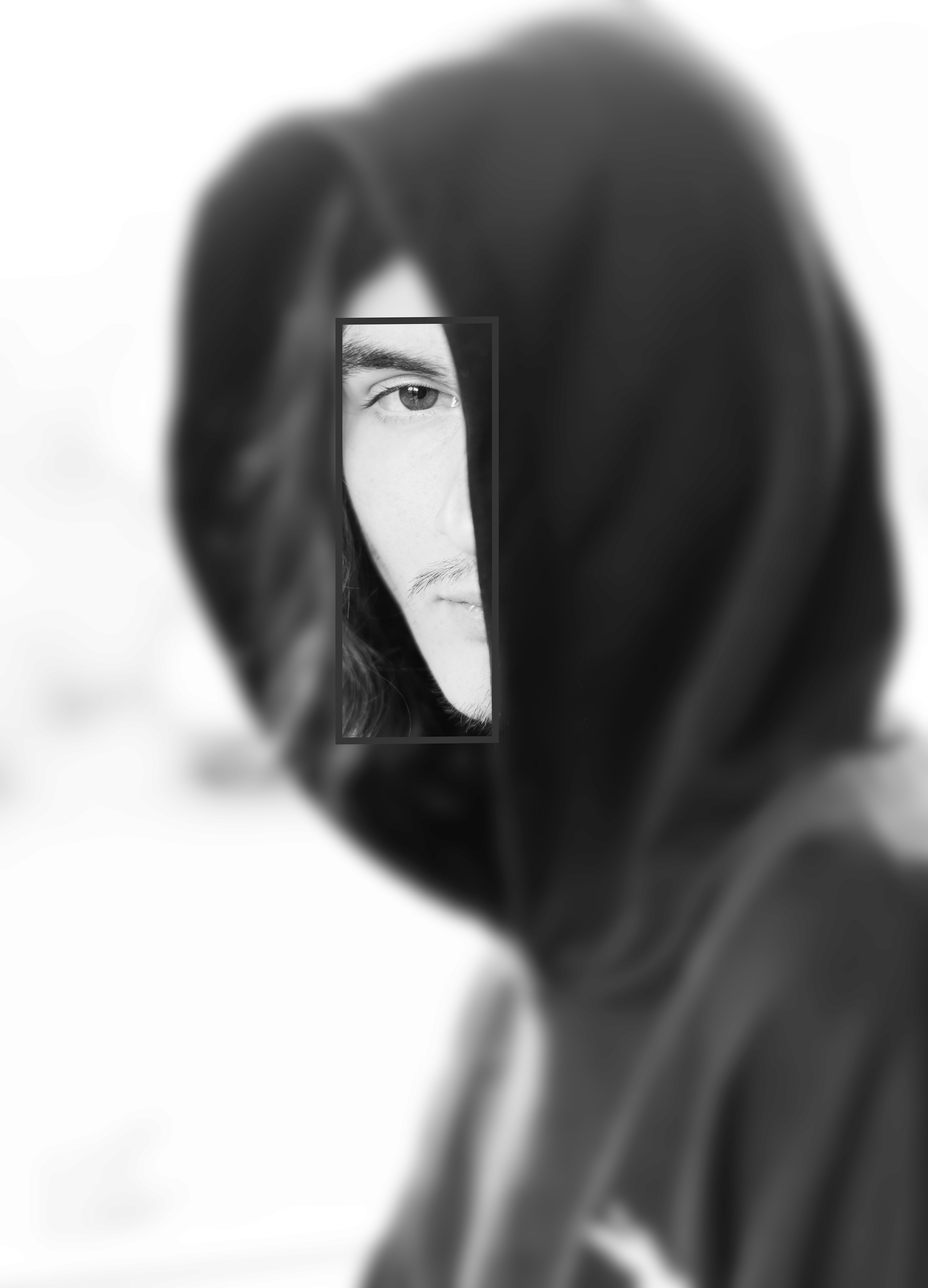 Portrait homme jeune capuche noir thérapie par l'image saint-jorioz