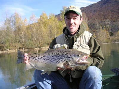 Un pêcheur et sa prise dans un lac des pyrénées