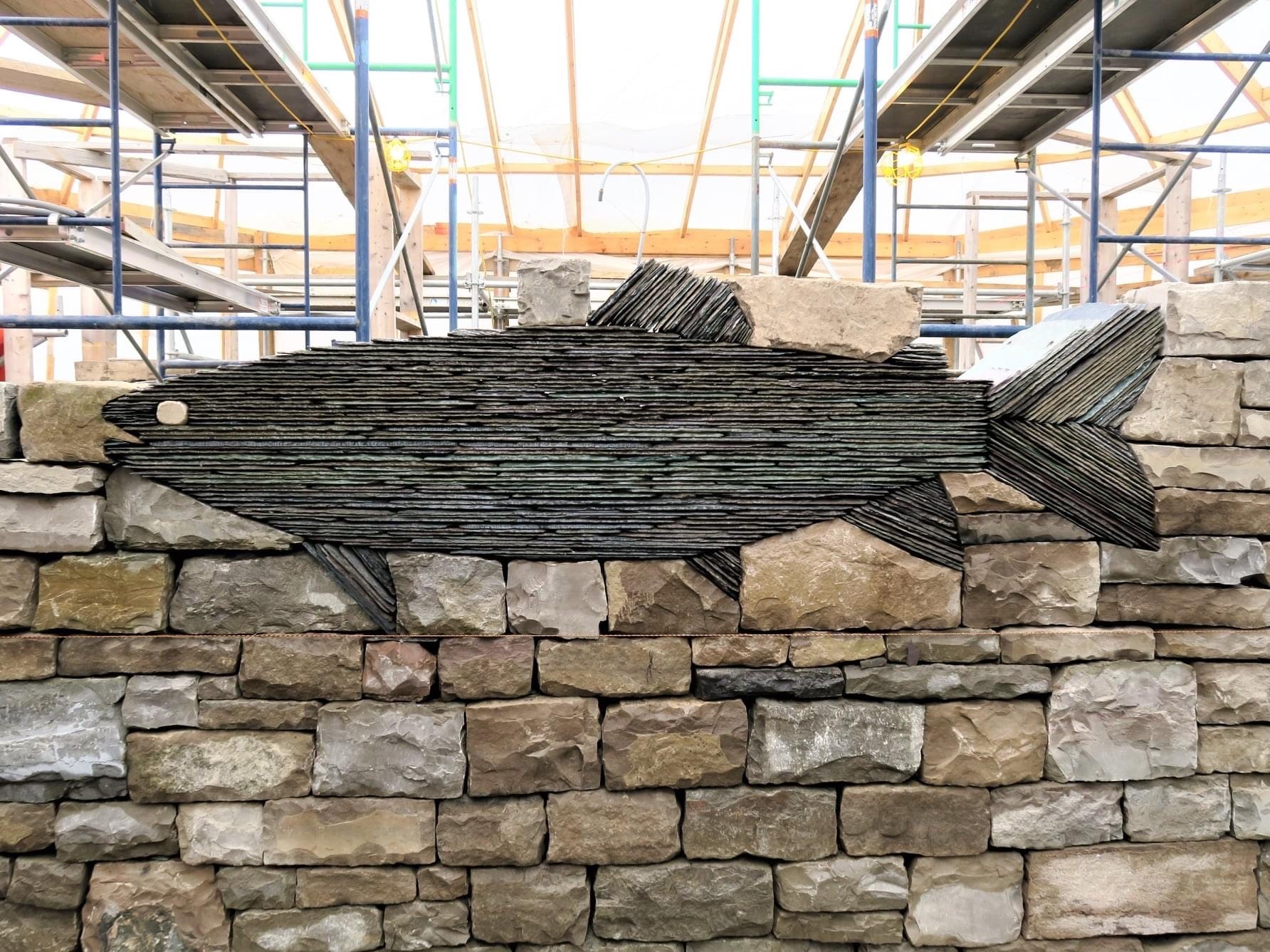 Trockenmauerkunstwerk Steinfisch von Dean McLellan