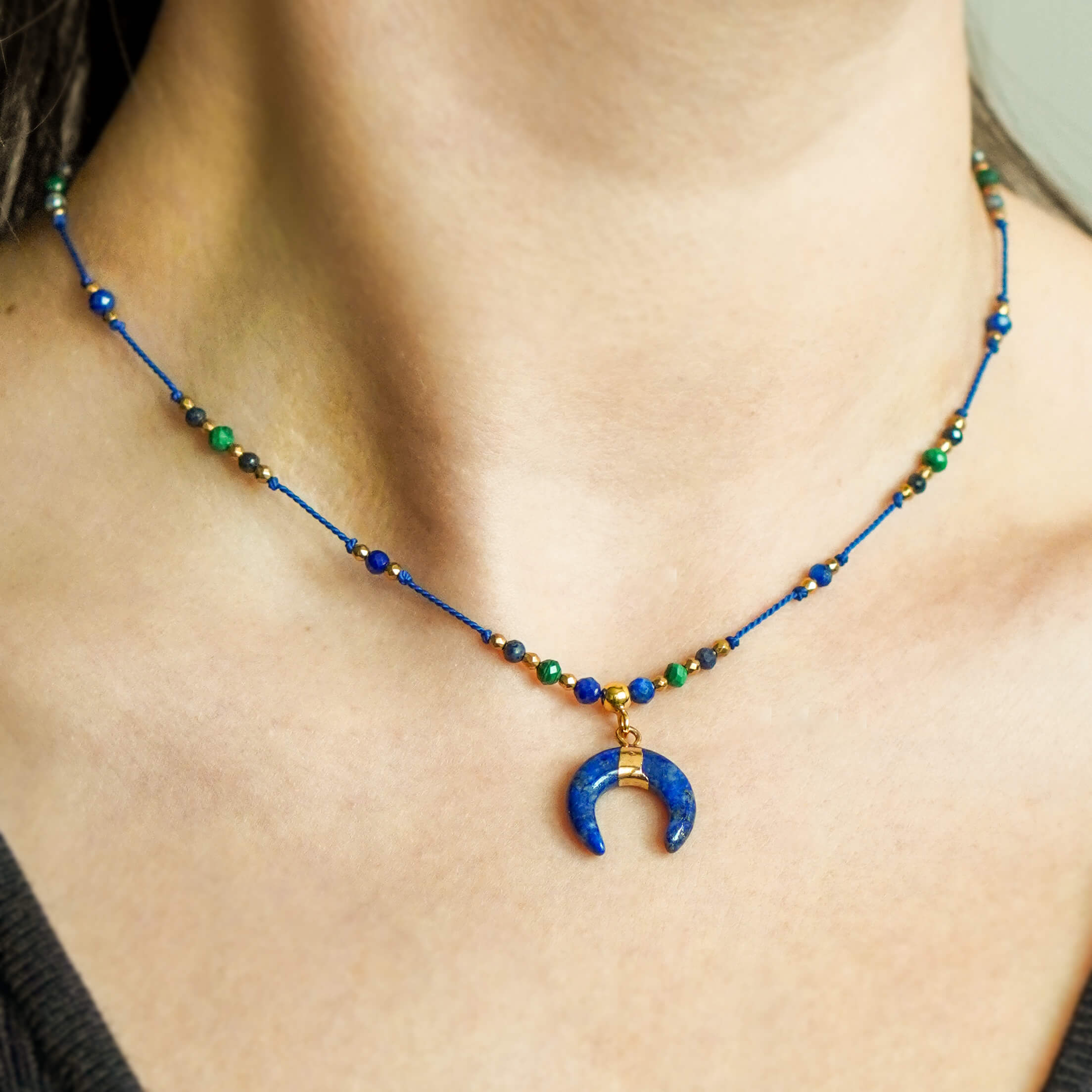 Naszyjnik boho na niebieskiej nici z lunulą z lapisu lazuli malachitem i szafirem