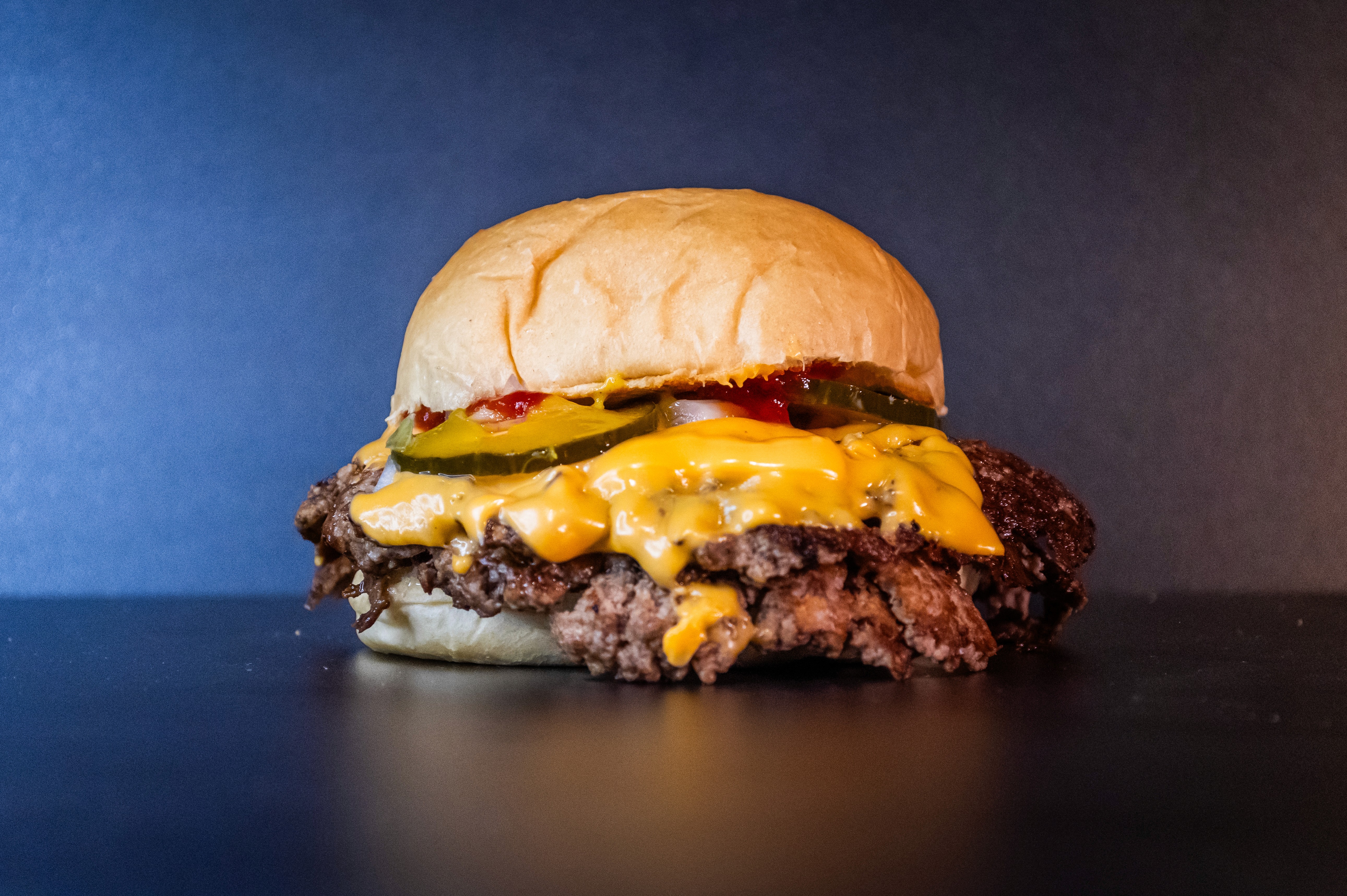 hamburguesa smash con Cheddar, kétchup, mostaza y pepinillos