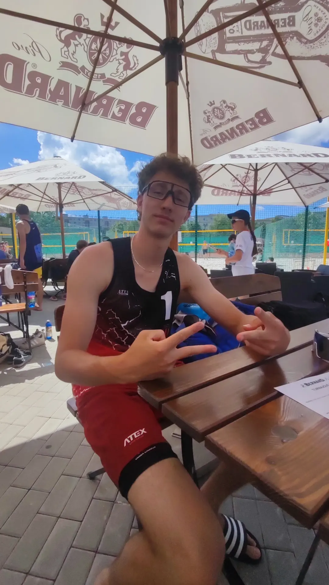 Tobiáš Nový sedící u lavice při pauze mezi zápasy.