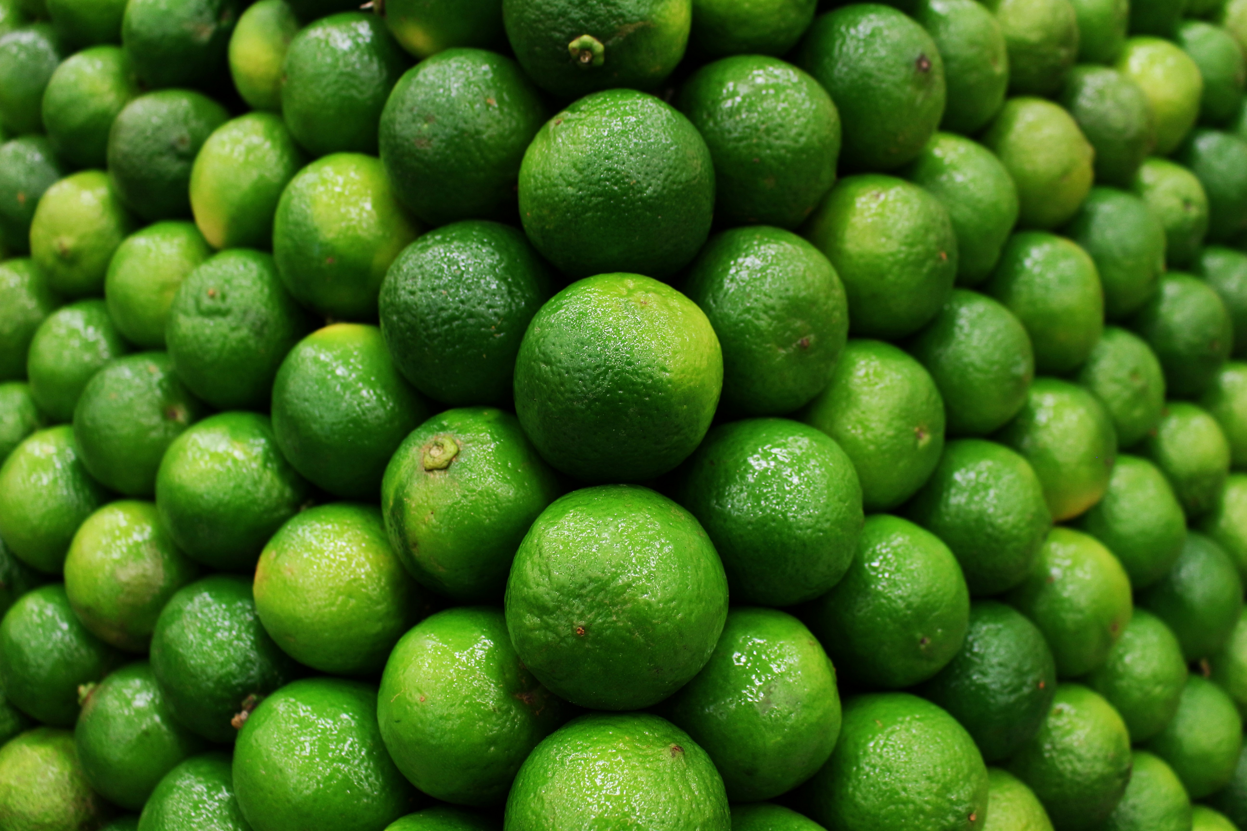 A pyramid of fresh, green limes