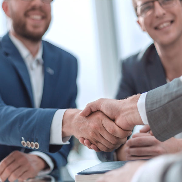 Bild von zwei Geschäftsleuten, die sich die Hand geben