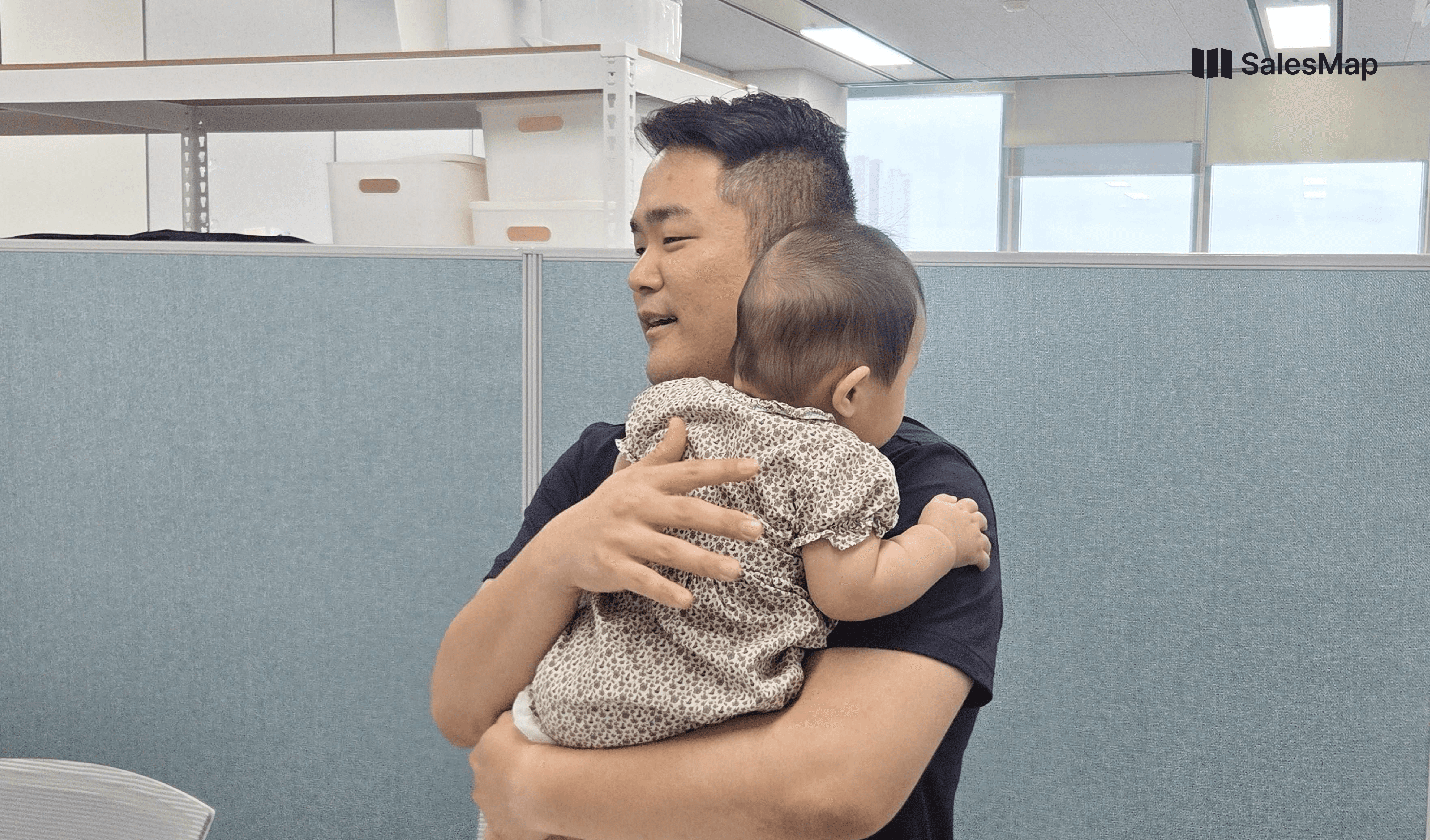 리뉴어스랩 이재용 대표가 사무실에서 인터뷰 중인 모습