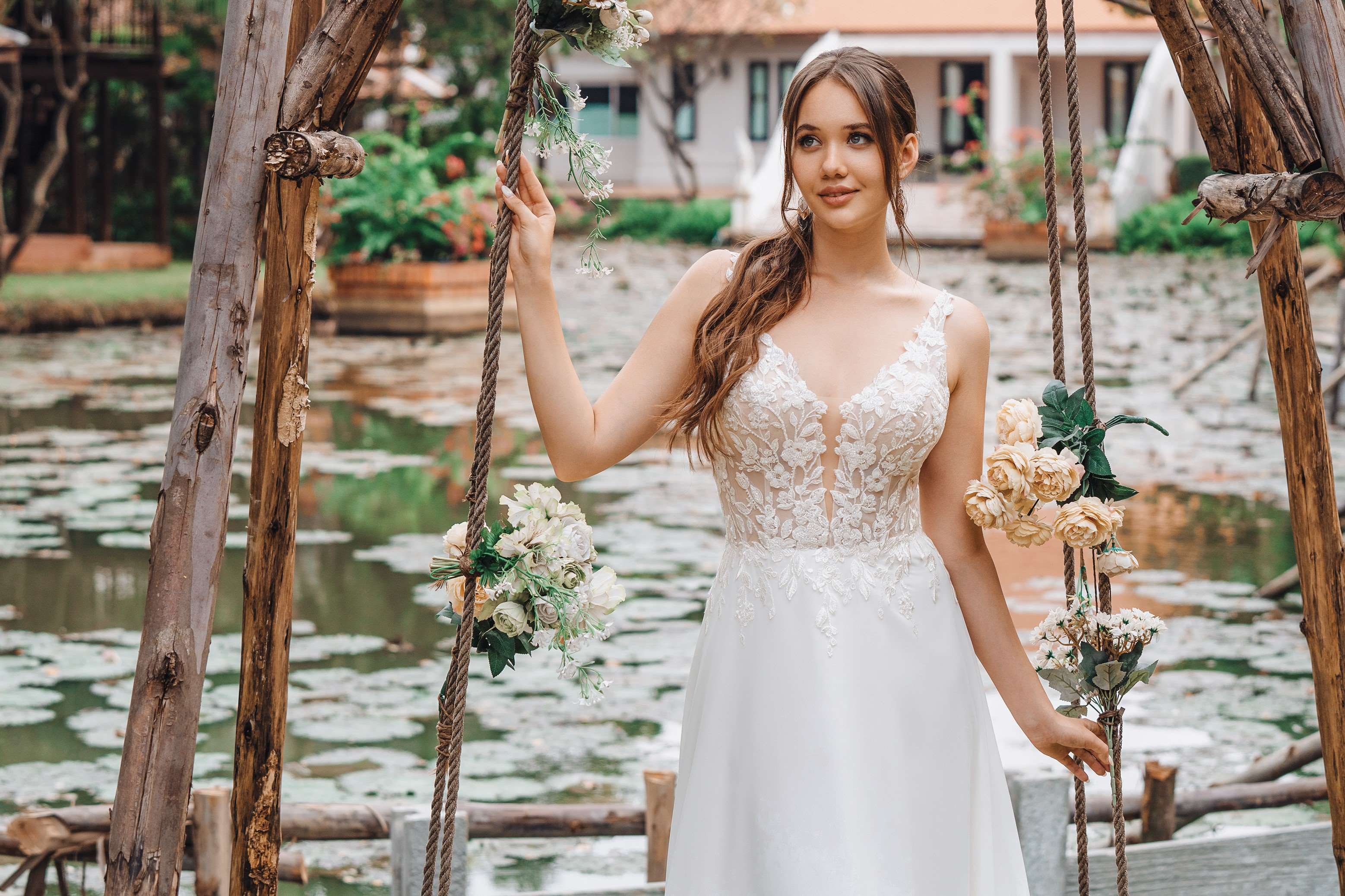 Brautkleid mit fließendem Tüllrock in A-Linie