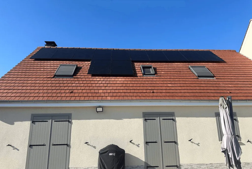 Photo d'une maison à Breuil équipée de panneaux photovoltaïques dont l'installation a été faite par Solarock.
