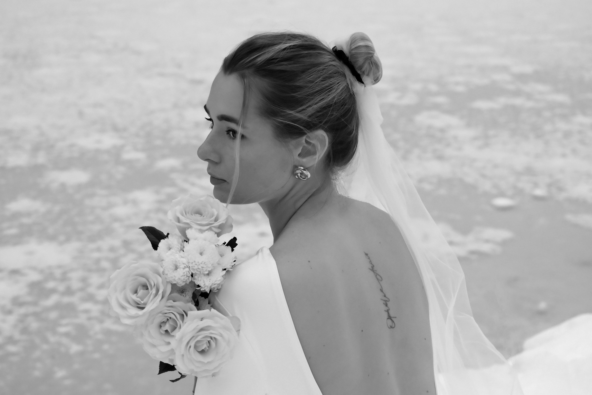 FEMME ÉTENDUE SUR LA PLAGE SENSUELLE