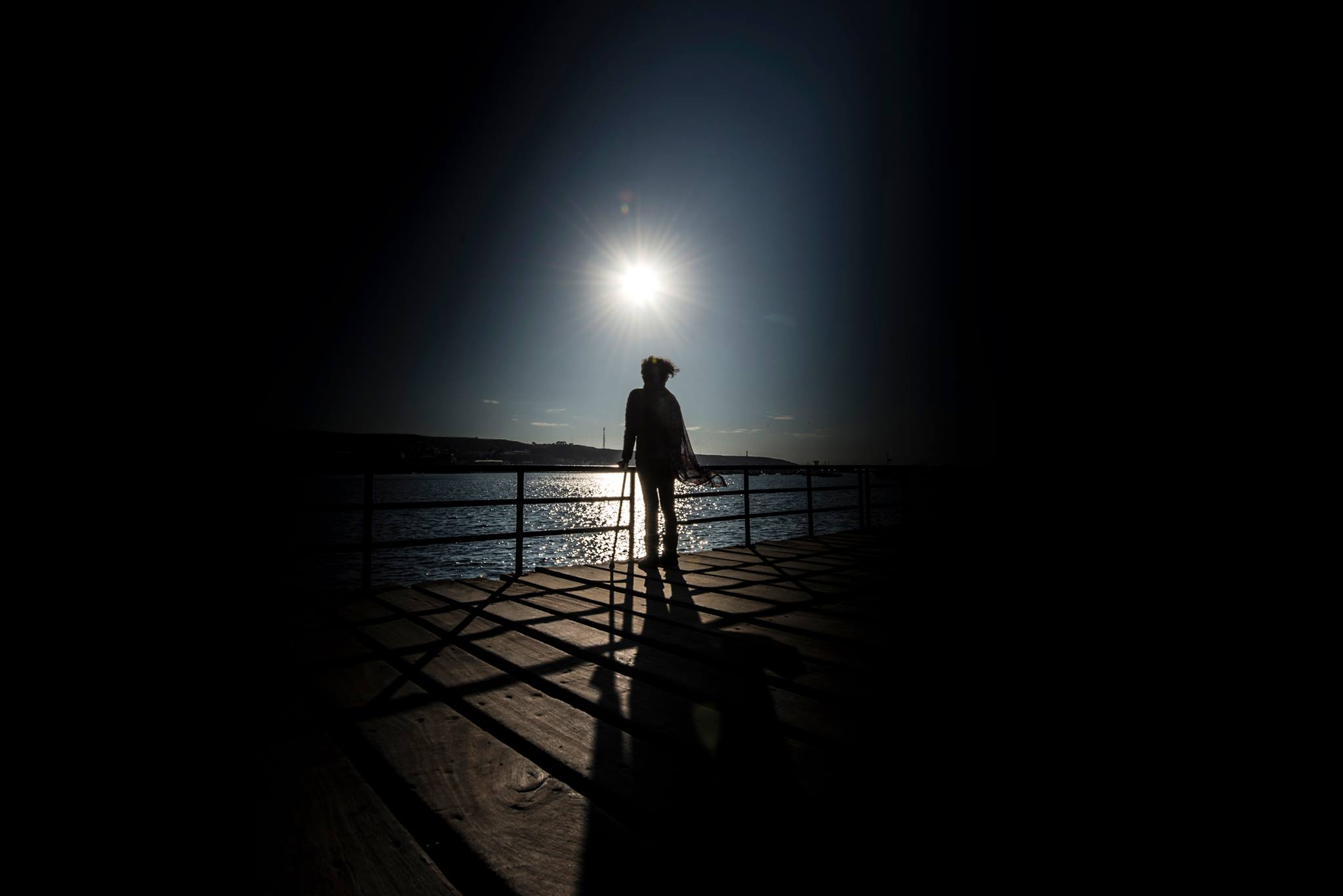 Cinco botes con pescadores tomada en blanco y negro