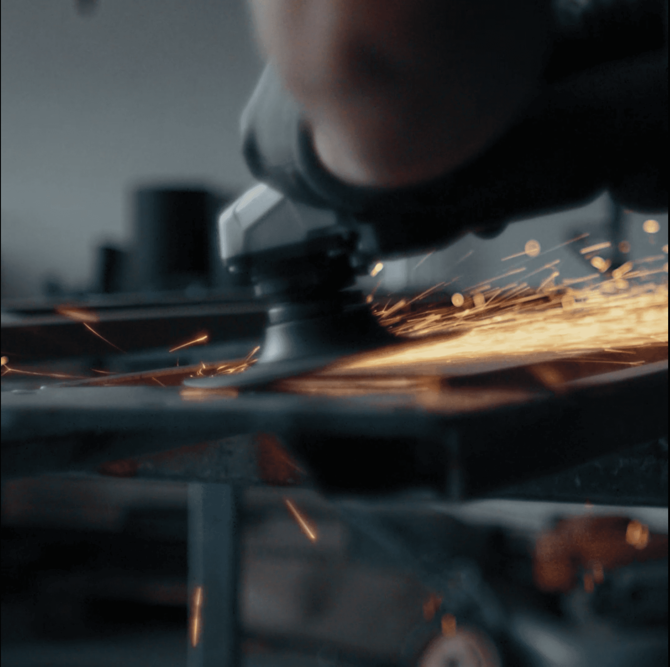 Sokol-Filmszene mit Arbeiten an Metall