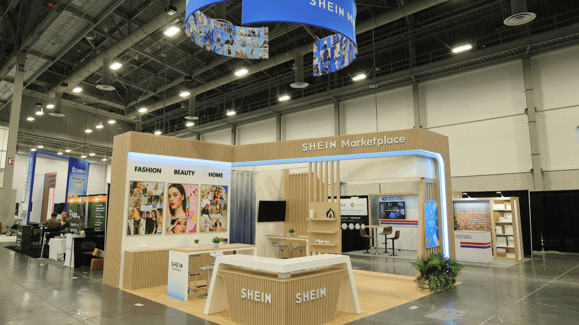 Modern trade show booth design by Circle Exhibit