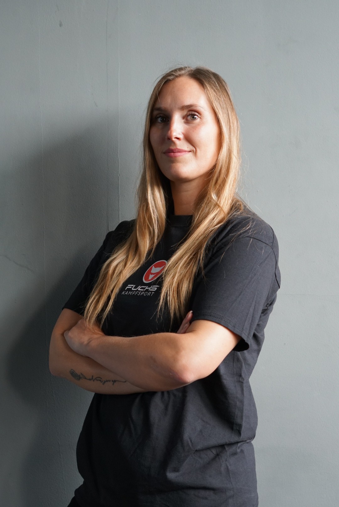 Yasmine betreut Mitglieder und Neuverträge beim Tag der offenen Tür von Fuchs Kampfsport