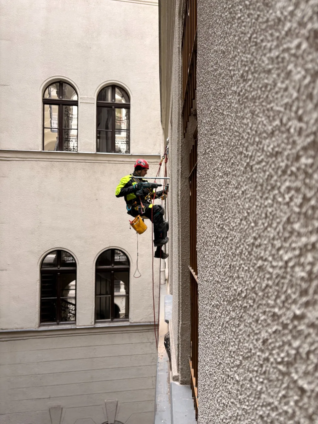 Ampermax ipari alpintechnikai villanyszerelés budapesti bérház homlokzatán