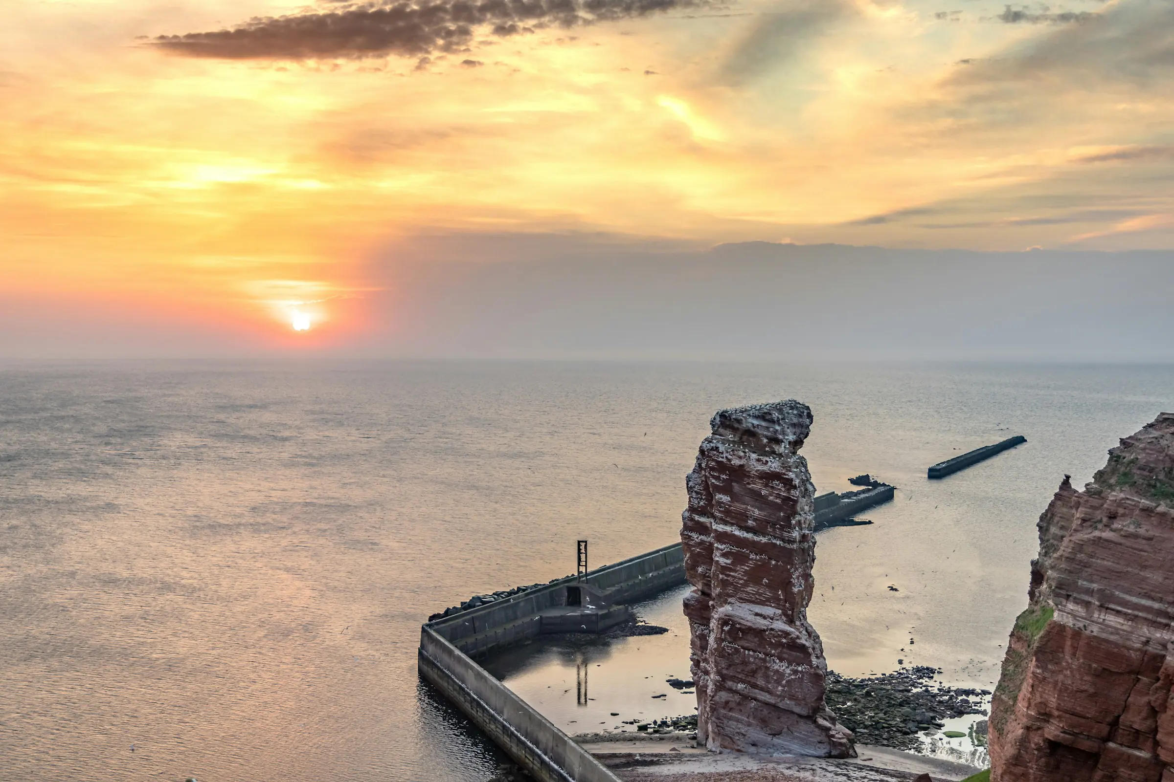 Helgoland, Lange Anna und Hafenmole bei Sonnenuntergang