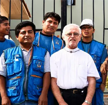Personal de Traperos de Emaús posando juntos con el chaleco y uniforme oficial.