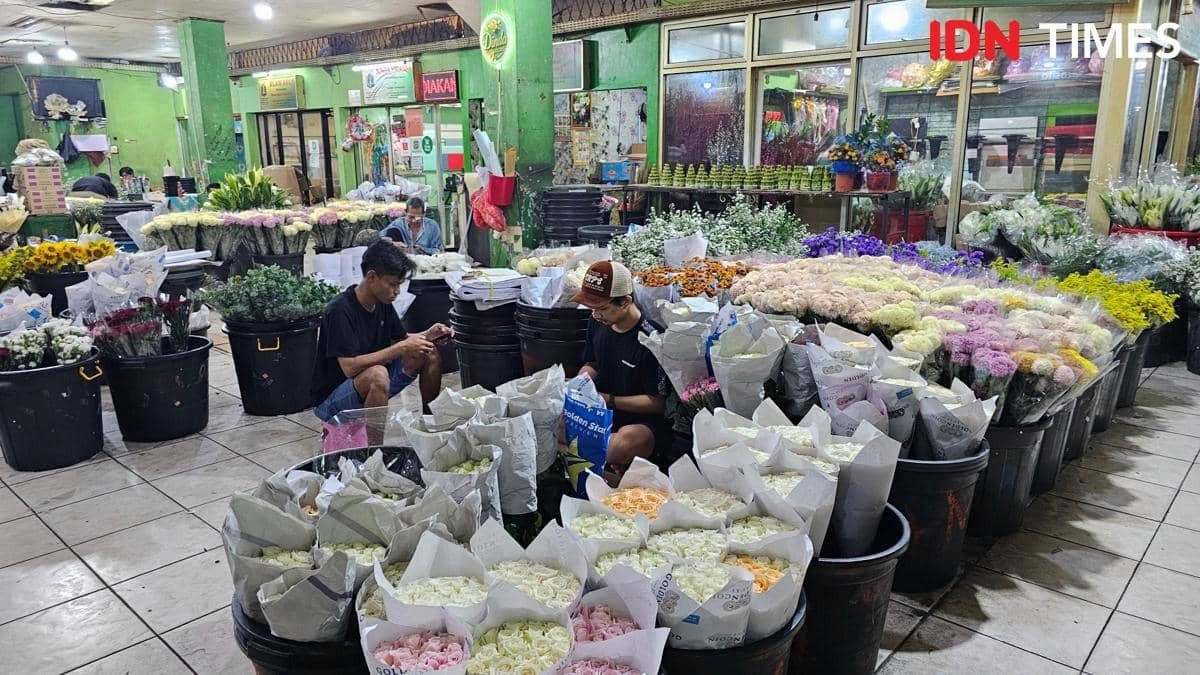 Pedagang Pasar Bunga Rawa Belong di Jakarta keluhkan jumlah pembeli yang makin sedikit.