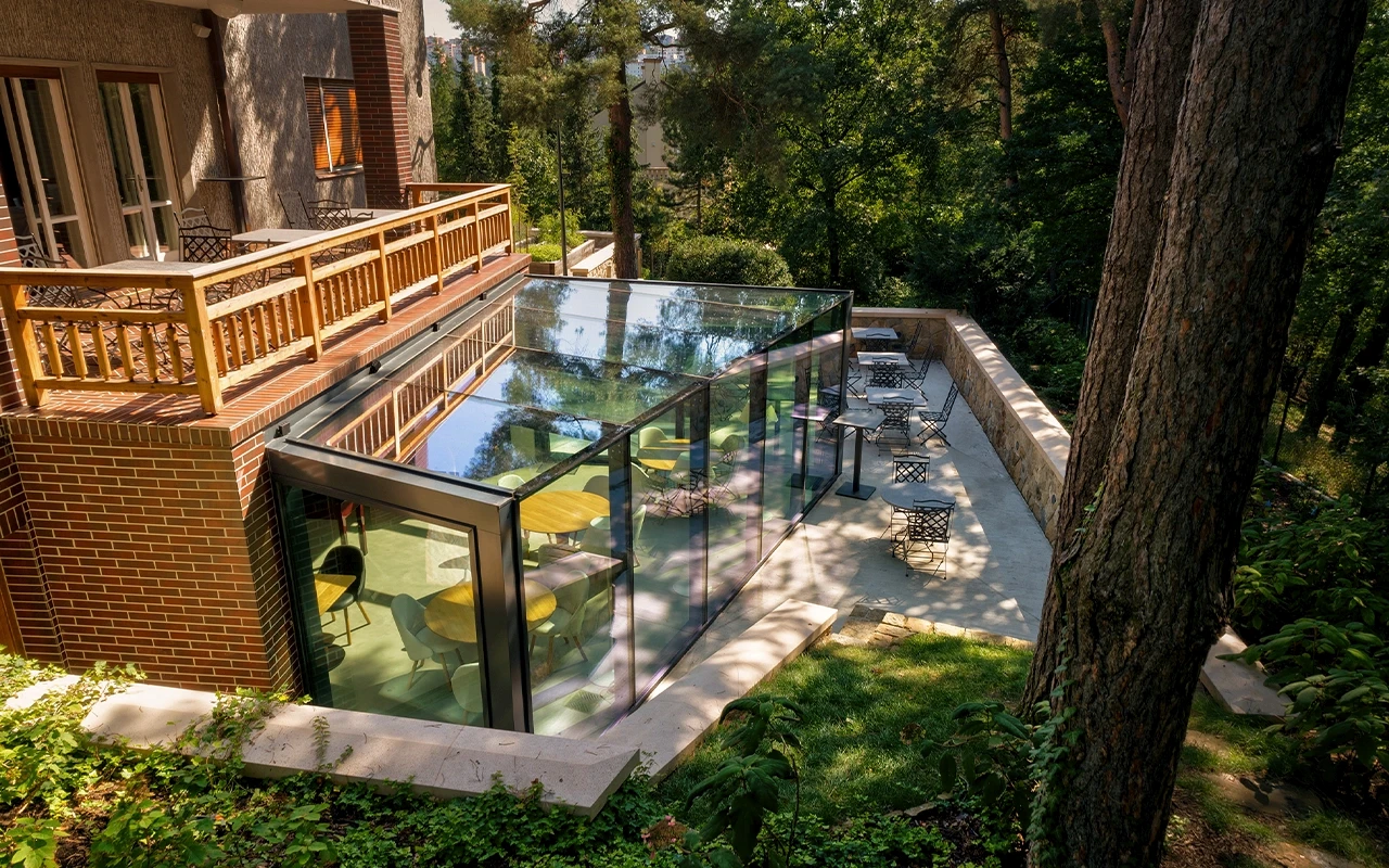 Bezrámové zasklení restaurace La Villa Zlín