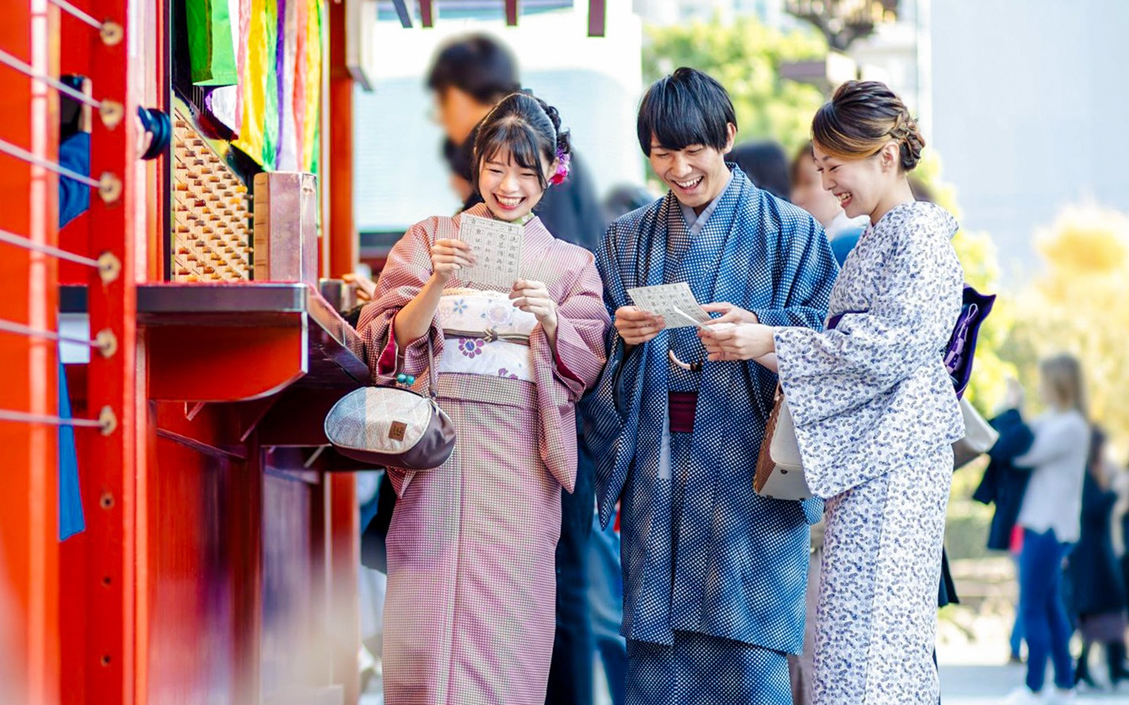 穿着传统和服的游客在京都祇园的历史街道上享受愉悦时光。
