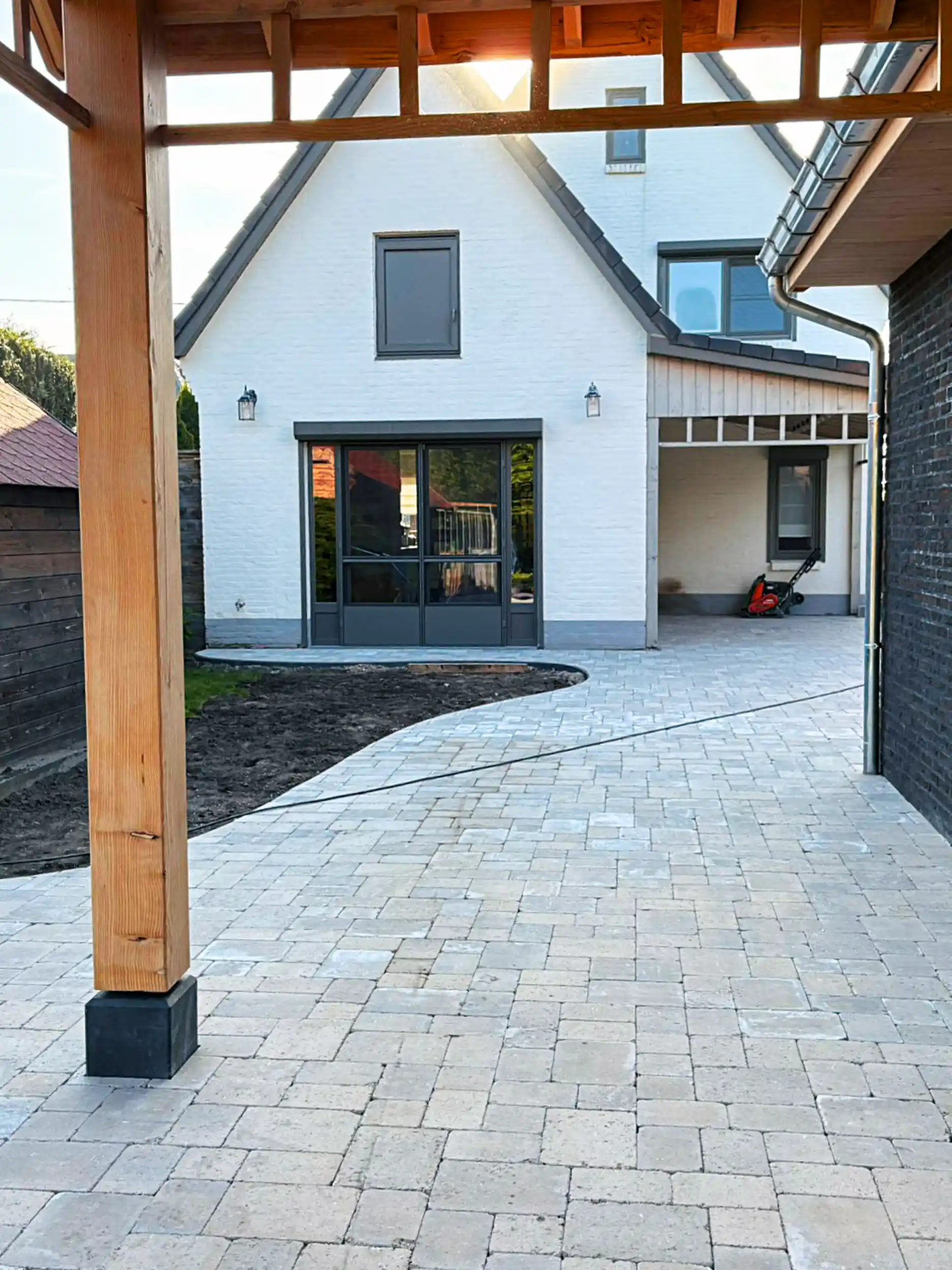 Totaalprojecten op maat, beklinkering en aanleg tuinhuis met overkapping.