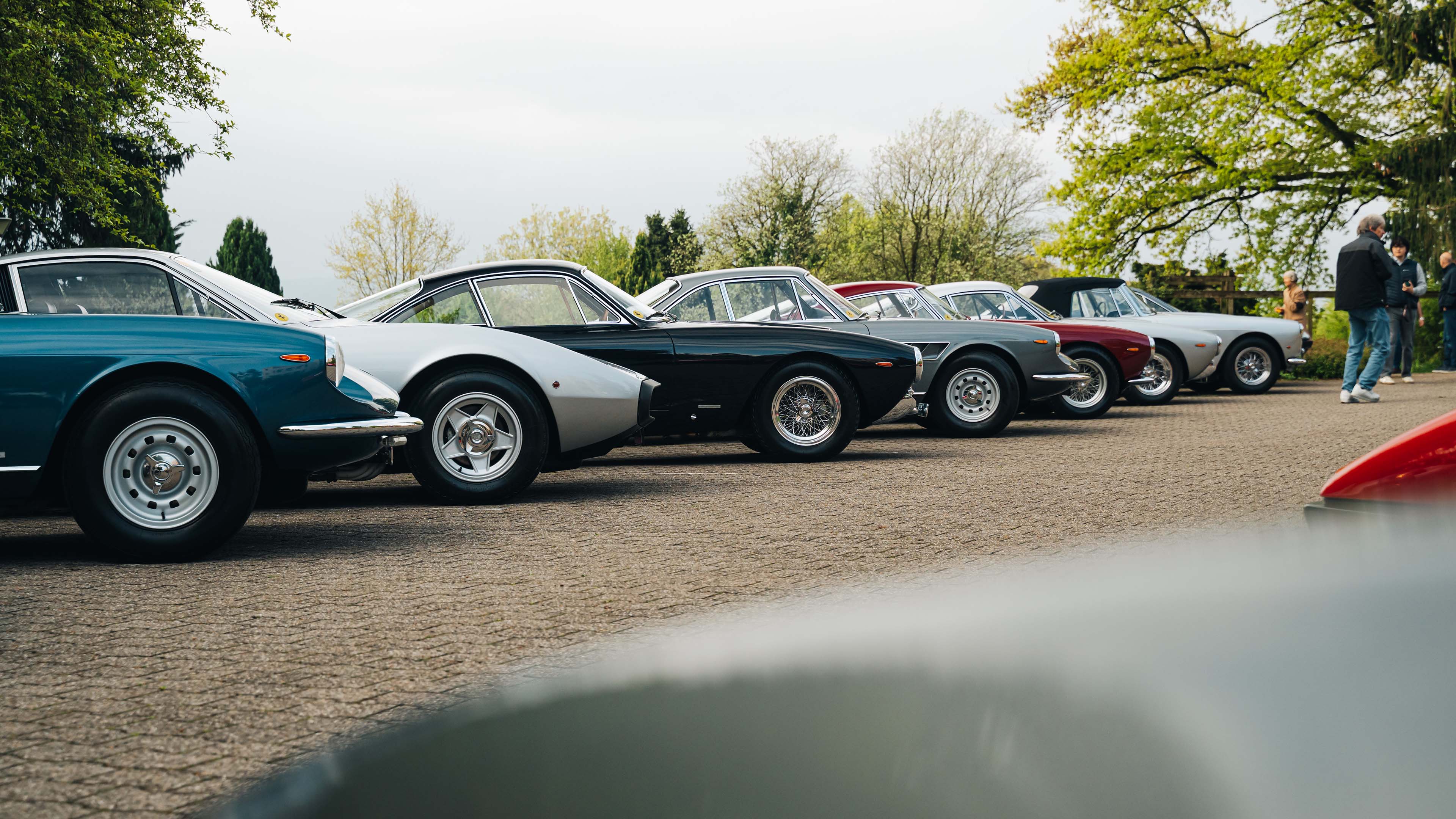 Foto di ferrari d'epoca parcheggiate in fila