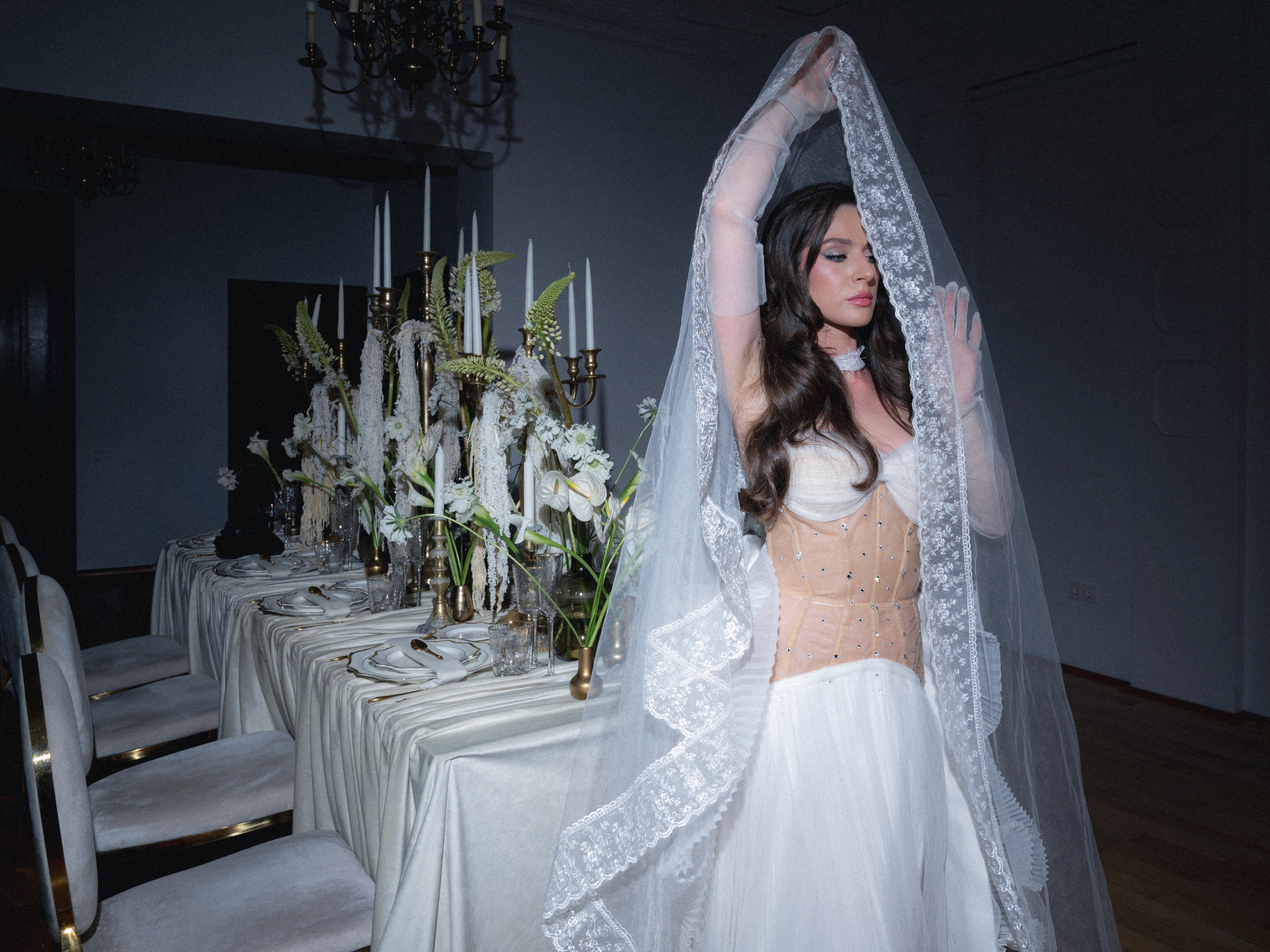 Decor de nuntă sofisticat cu lumânări și mireasă în cadru, fotografie editorială de eveniment cu atmosferă elegantă și romantică.