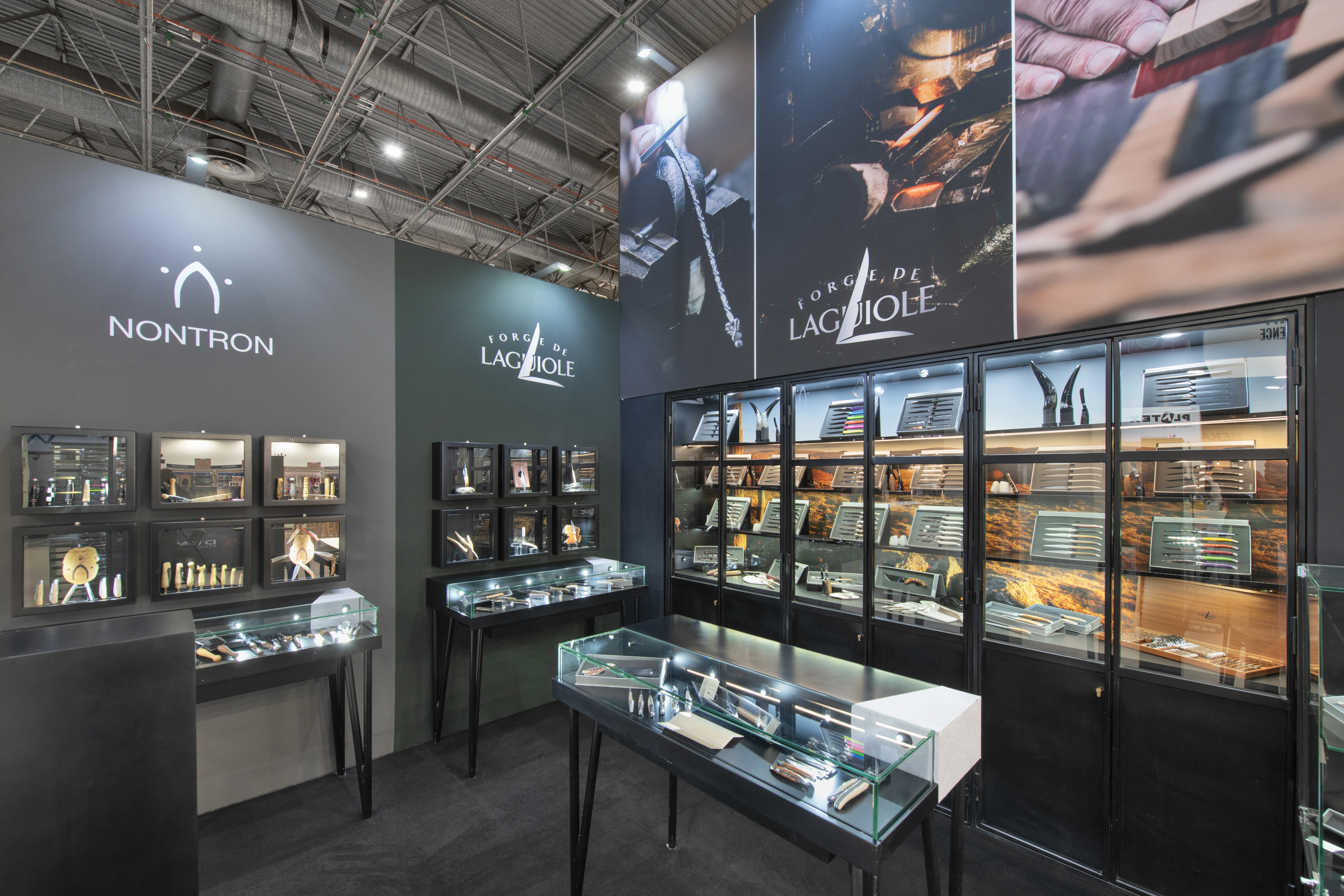 vue frontale du stand Forge de Laguiole Maison & Objet 2025 avec vitrines rétroéclairées