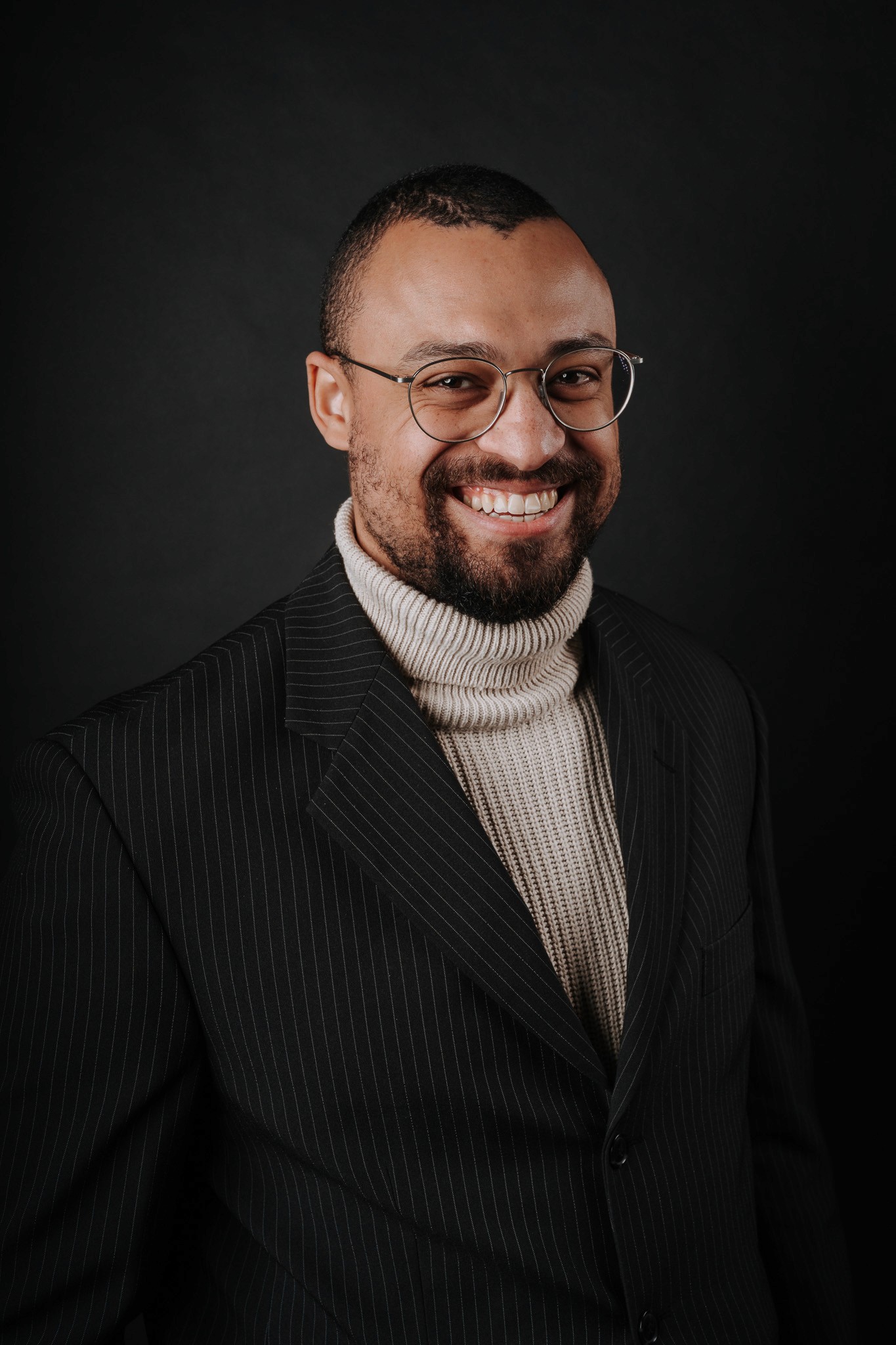 person holding Visa card and white device