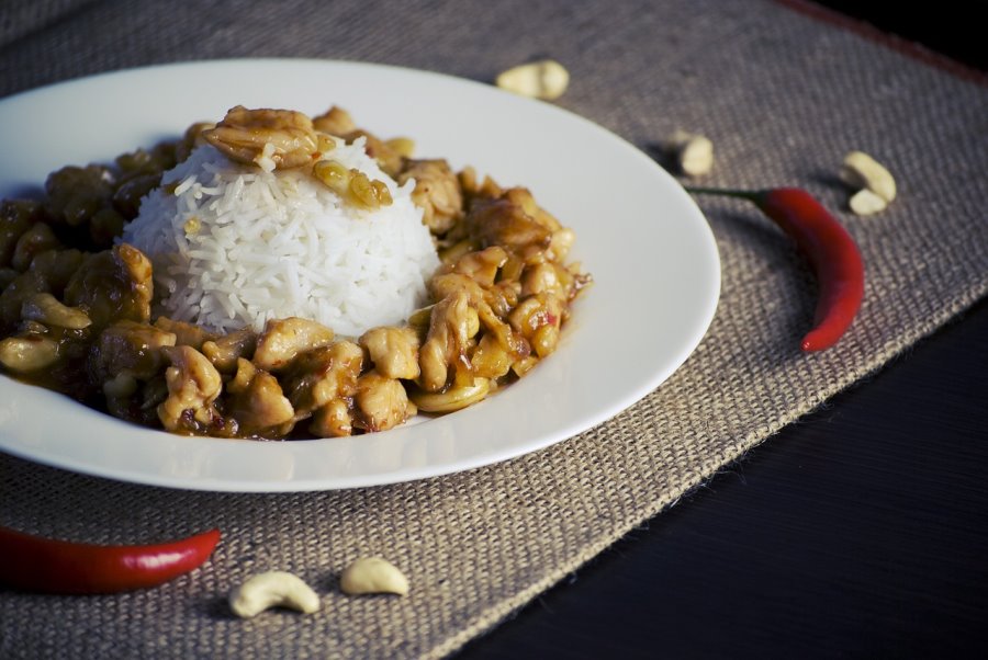 Pollo con riso e anacardi
