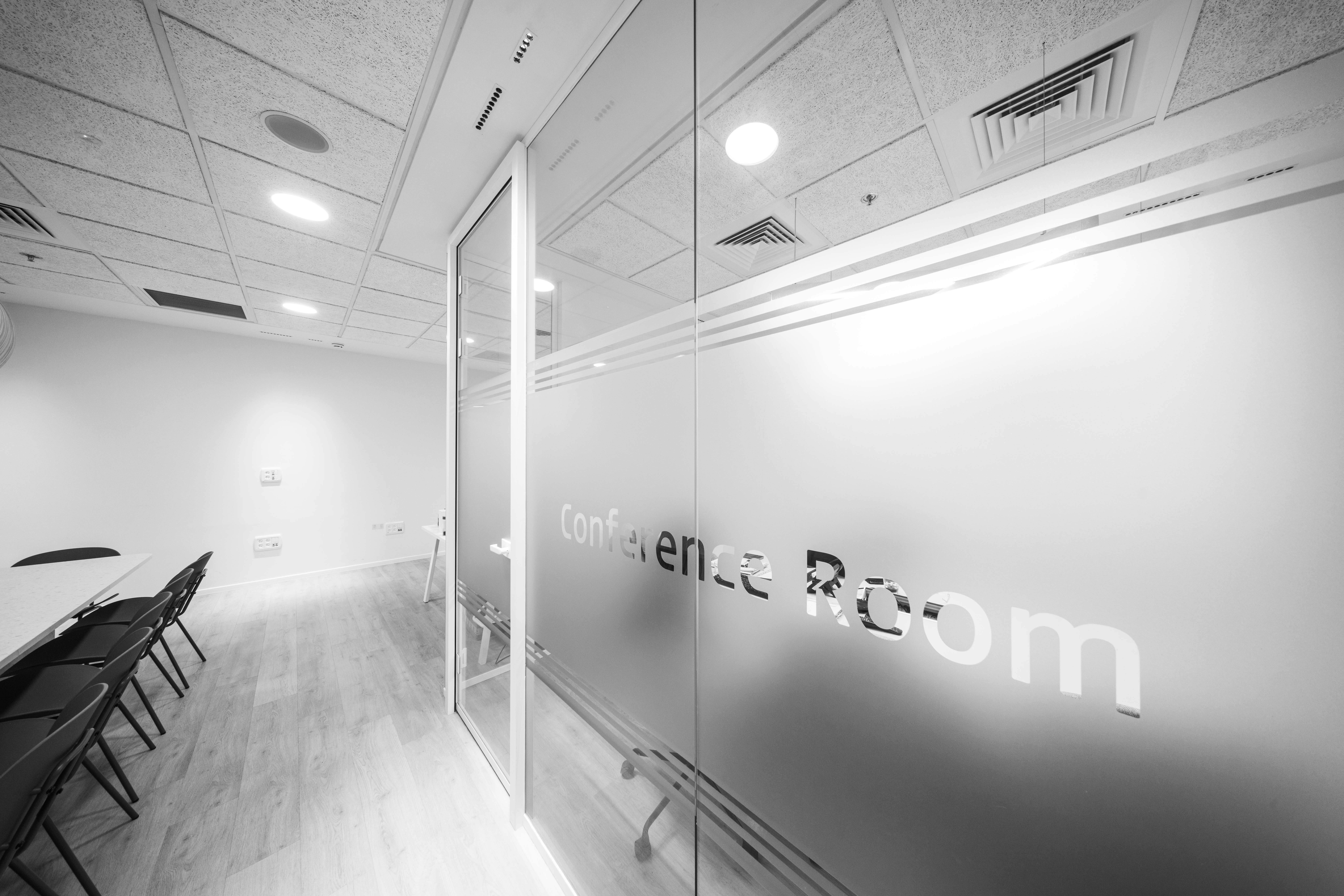 מבט על כניסת חדר הכנסים