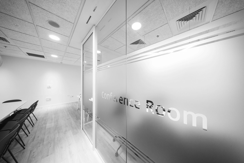 מבט על כניסת חדר הכנסים