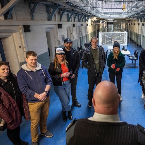 一组游客参加什鲁斯伯里监狱的导览游。