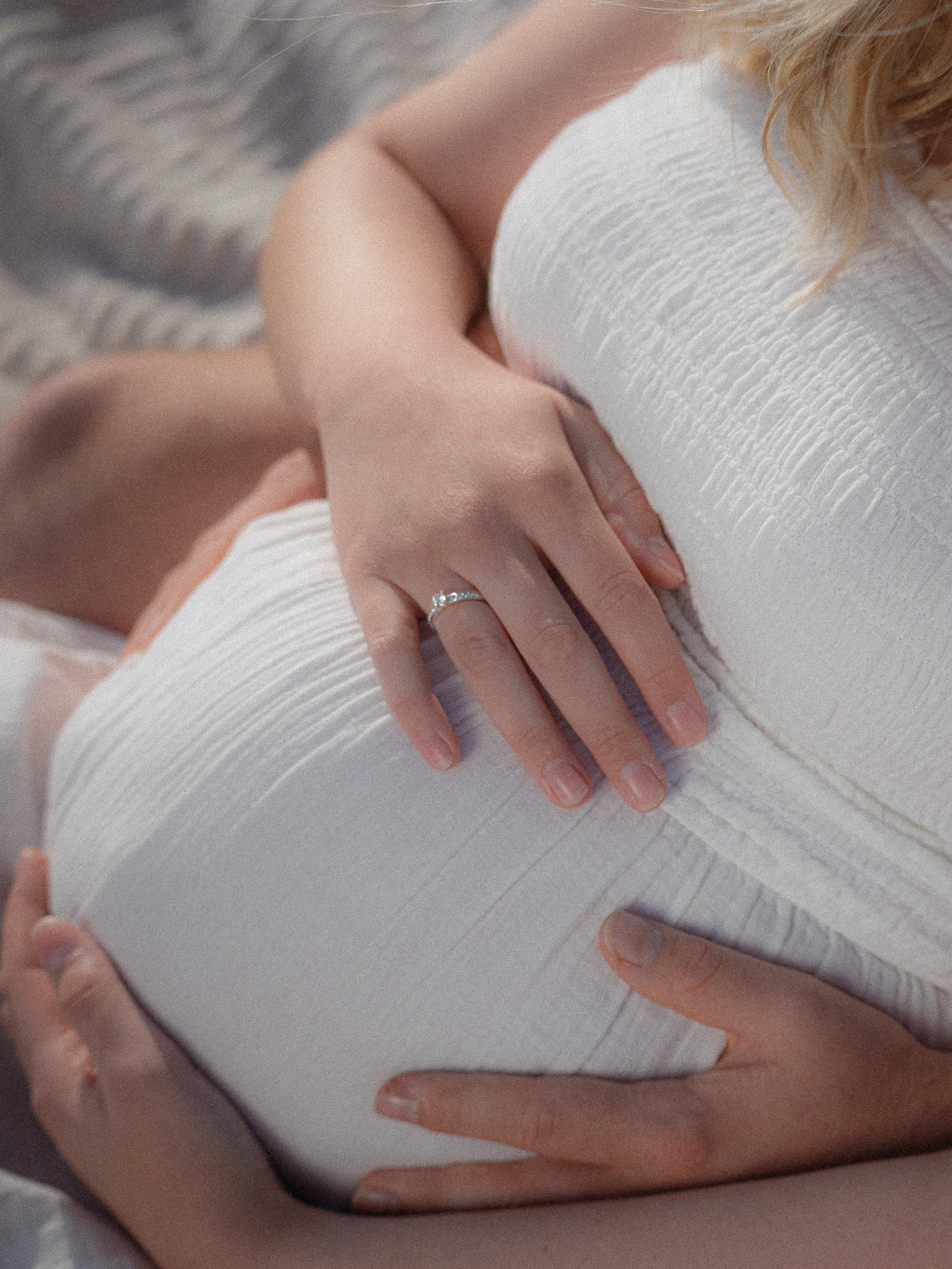 Gravidfotografering i naturen på Haugalandet. Elegante og rolige portretter.