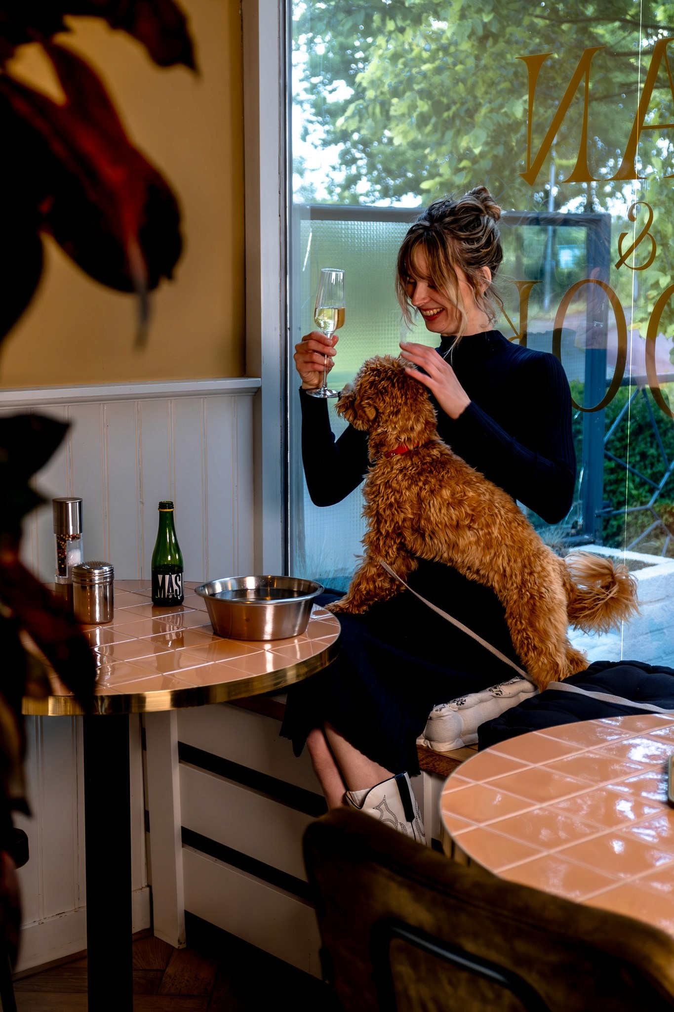 Klant geniet samen met hond bij Pan & Cook in Prinsenbeek.