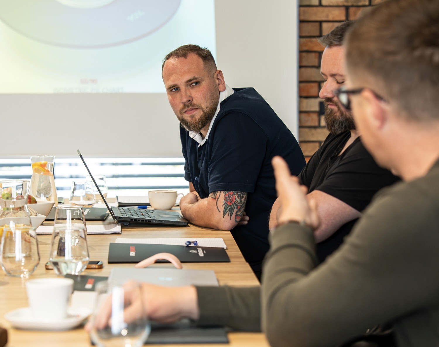 Uczestnicy szkolenia podczas rozmowy – integracja zespołu