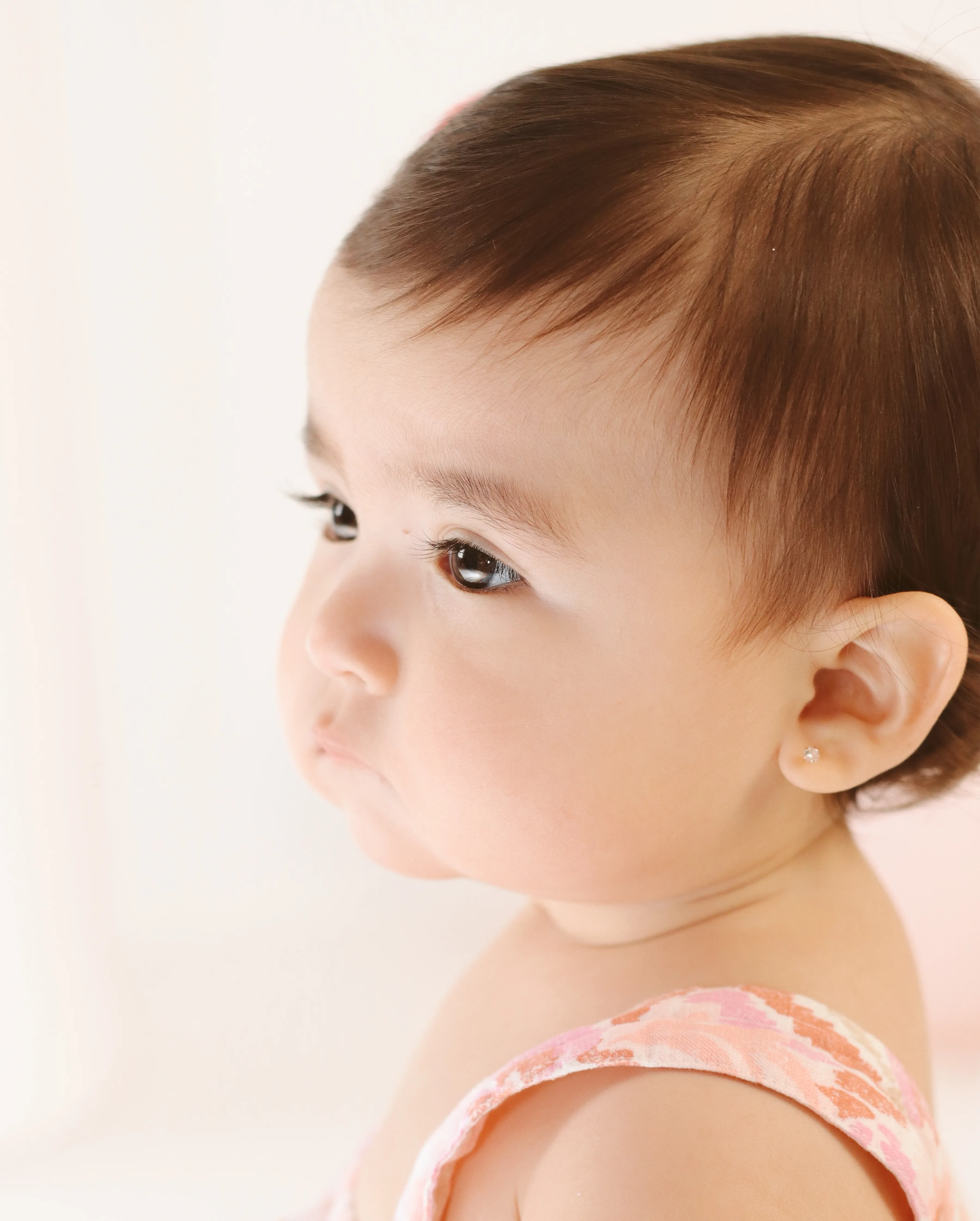 Perfil de bebé con mirada tierna y fondo claro