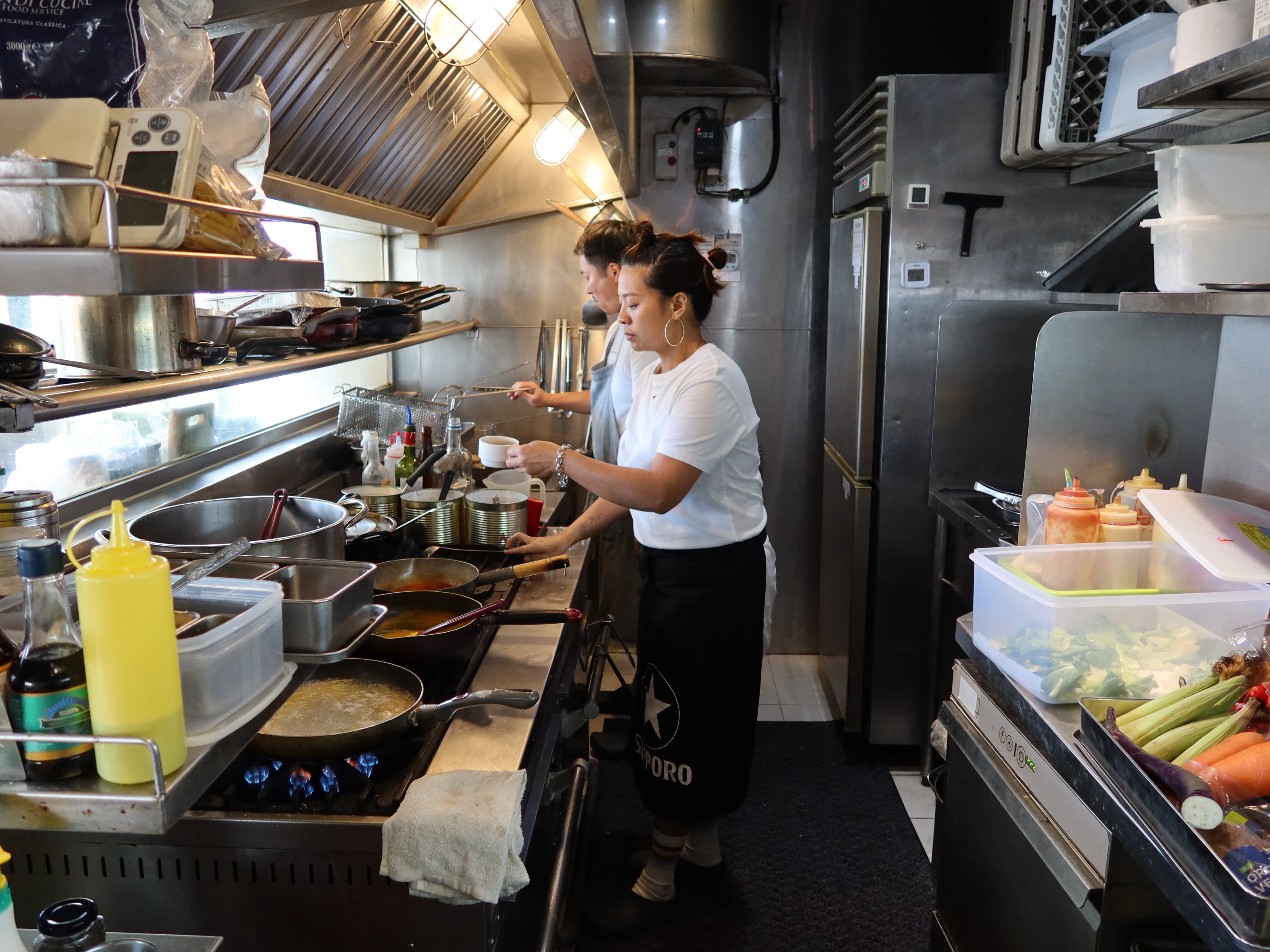 熱帶低氣壓 Low Pressure 台東東河衝浪餐廳 老闆Ibu 於廚房準備料理