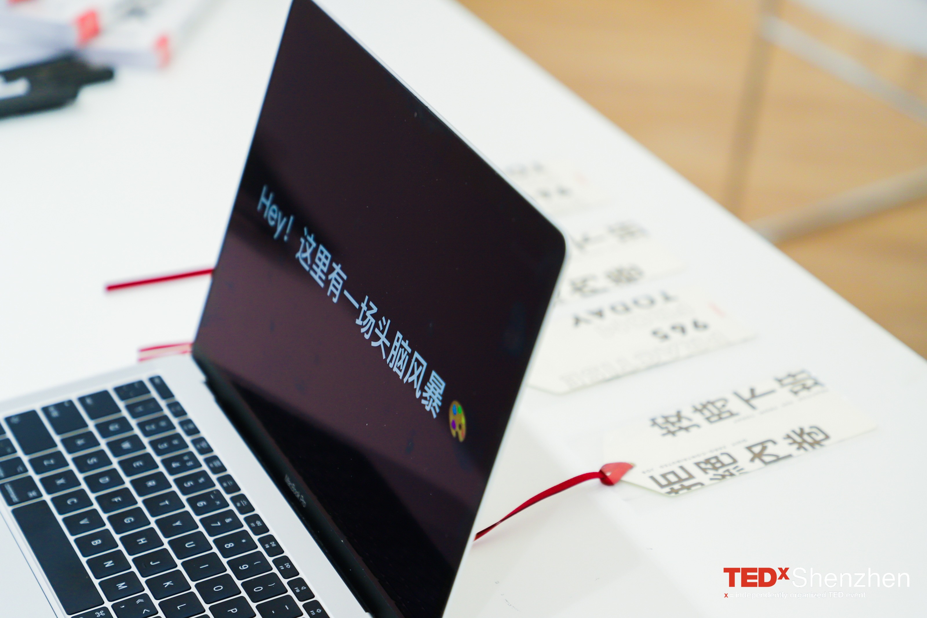 笔记本电脑与会议标签