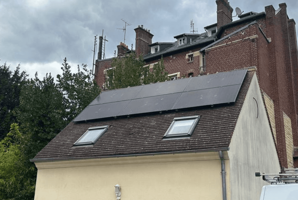 Photo d'une maison à Compiègne en France équipée de panneaux photovoltaïques dont l'installation a été faite par Solarock.