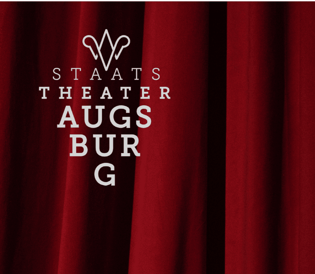 Ein geschlossener roter Theatervorhang auf dem sich das Logo des Staatstheater Augsburg befindet