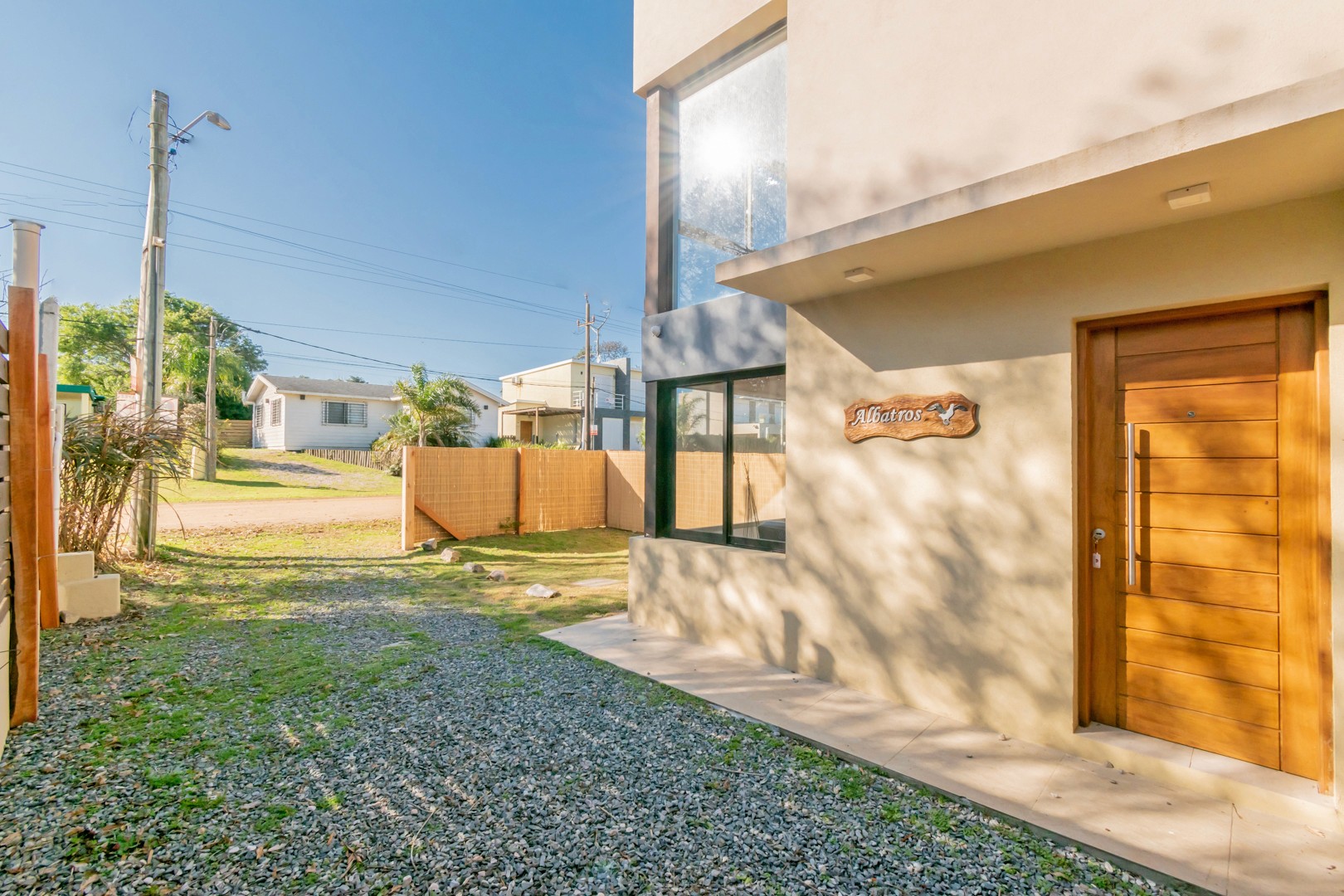 Entrada de Casa Albatros con diseño moderno y acceso acogedor - acceso principal a la casa con detalles contemporáneos y ambiente cálido.