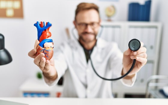 Лікар показує штучне серце