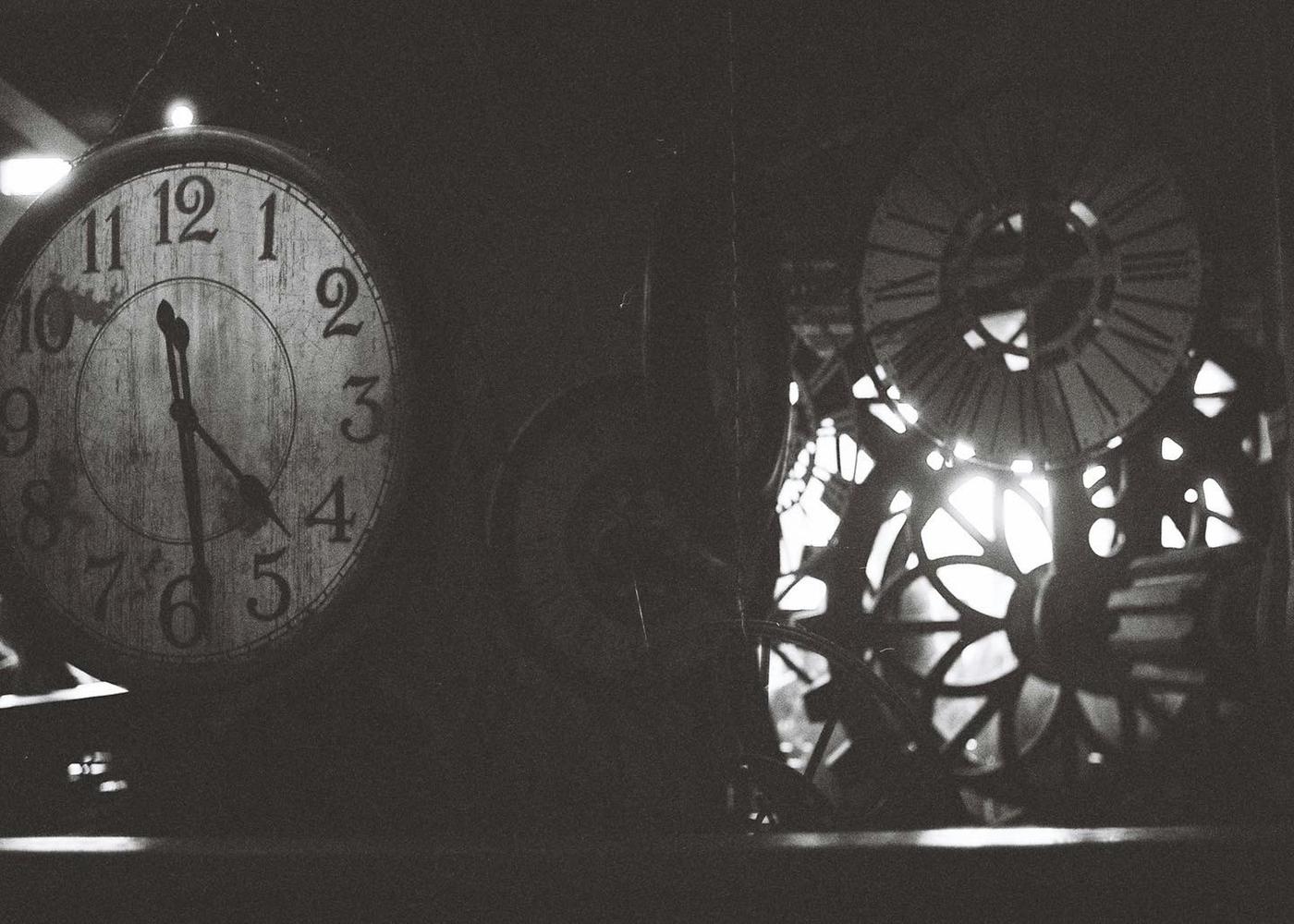 B&W image of a clock and gears representing sleep architecture